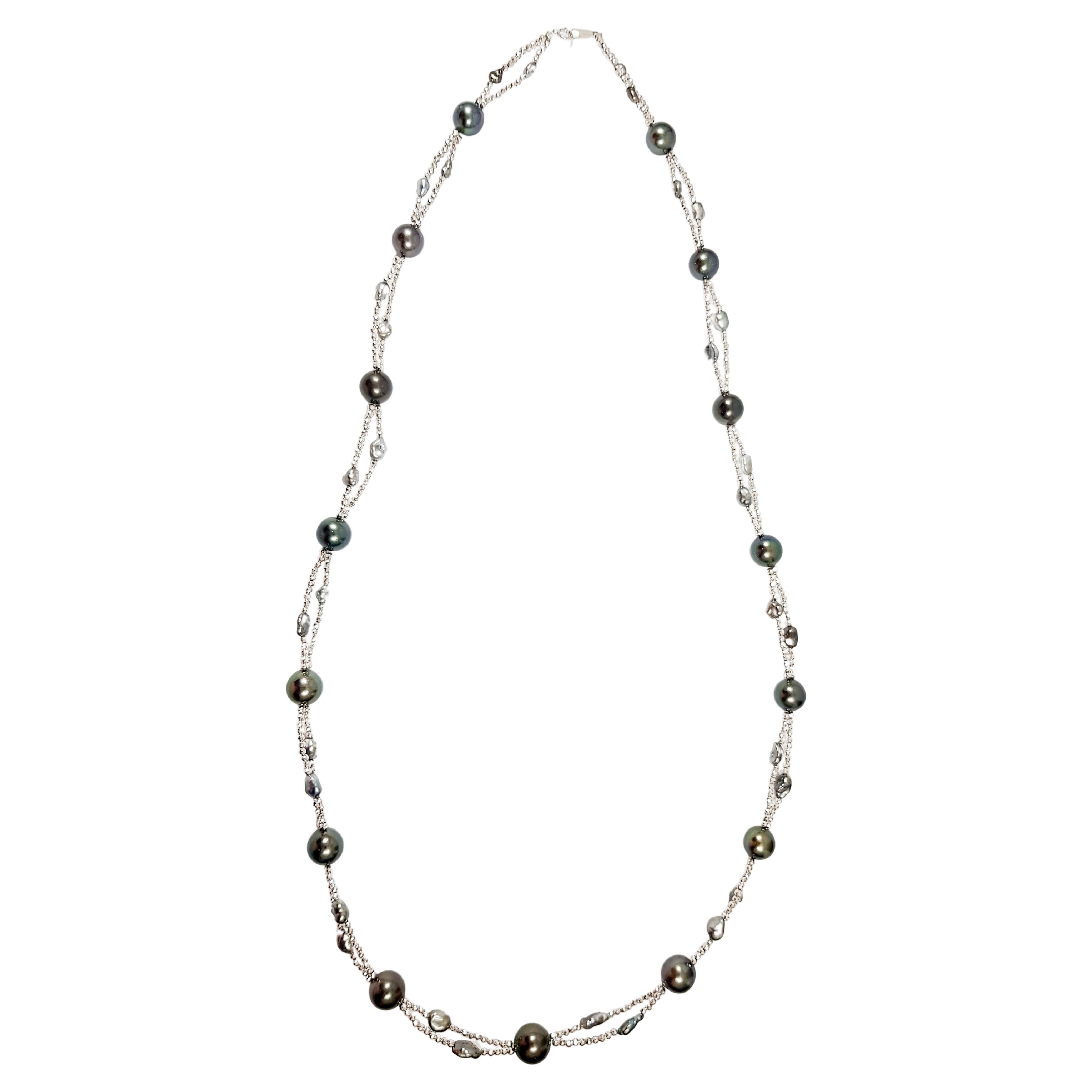 Collier de perles de Tahiti serties en or blanc 18 carats

Largeur : 1,0 cm 
Longueur : 81,5 cm (32