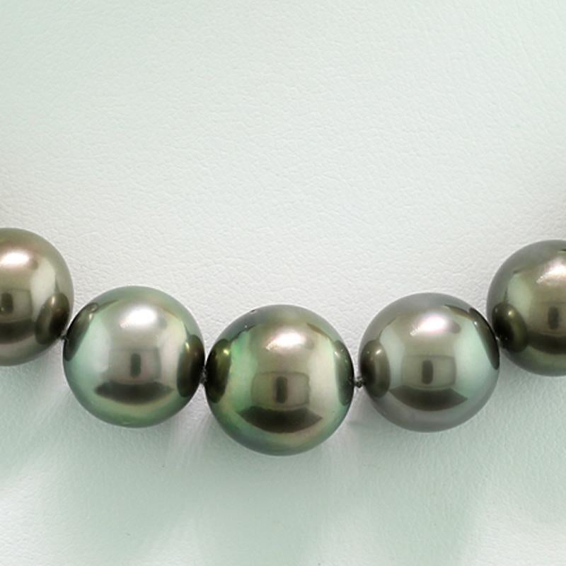 Round Cut Tahitian pearl Necklace silvery gray peacock hues 11-13.7 mm  white gold clasp For Sale