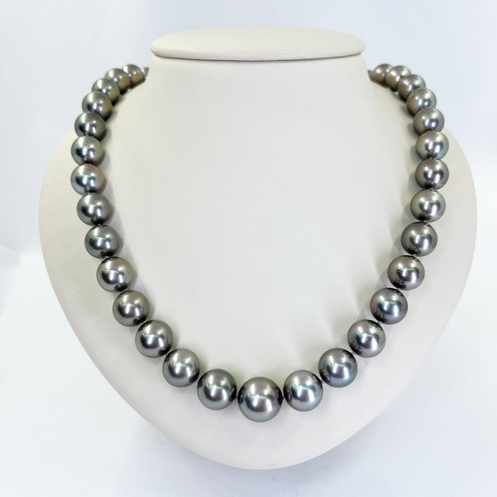 Collana di perle di Tahiti in oro bianco 14 carati con 39 perle coltivate di dimensioni comprese tra 10 e 13,3 mm e chiusura a sfera testurizzata. Lunghezza 18 pollici.