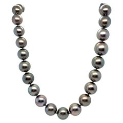 Collier de perles de Tahiti avec légère graduation
