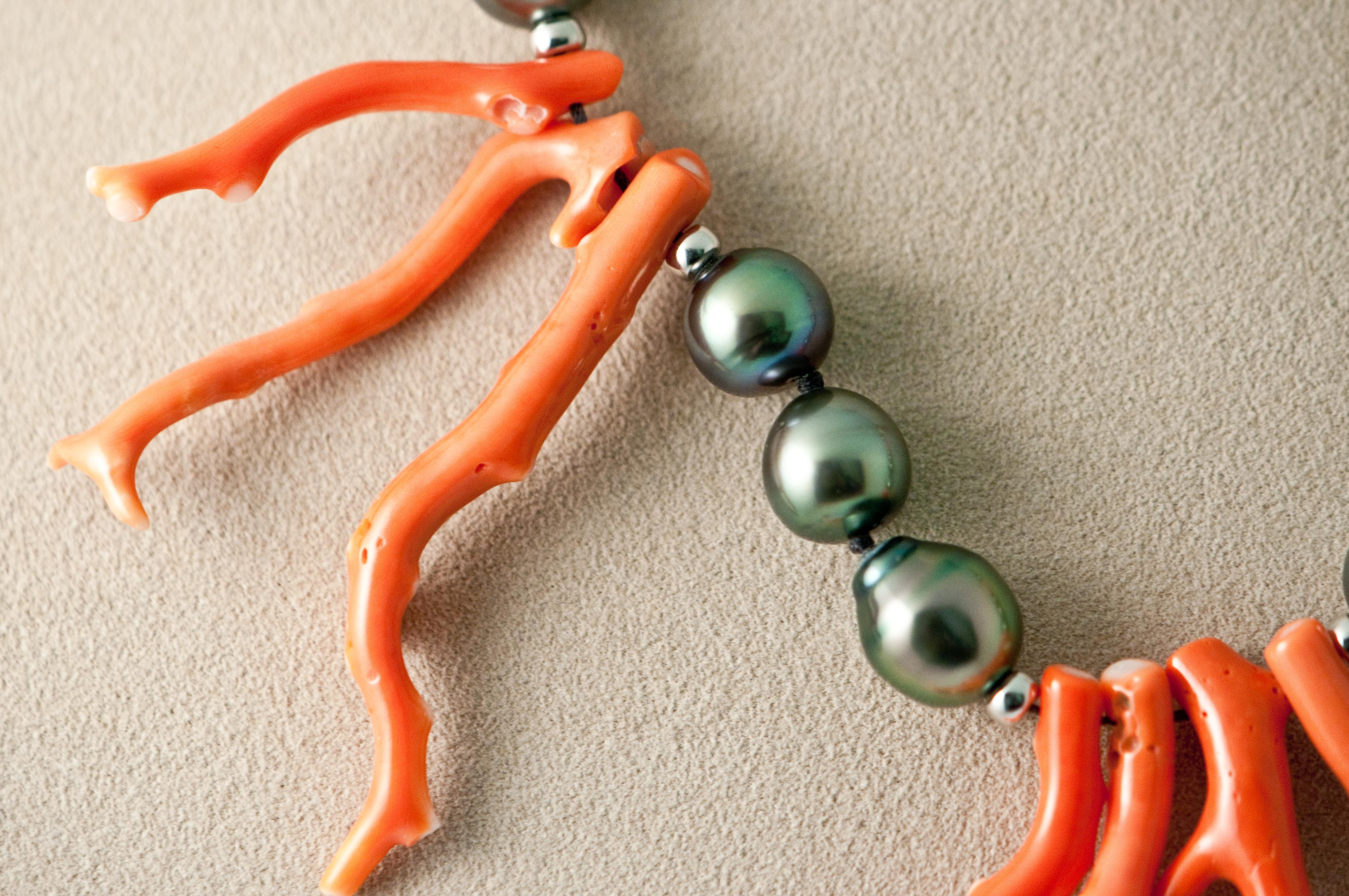 Tahitian Pearl Necklace, Trendy Pink Coral, with Gold Beads and Gold Clasp In New Condition In Vannes, FR