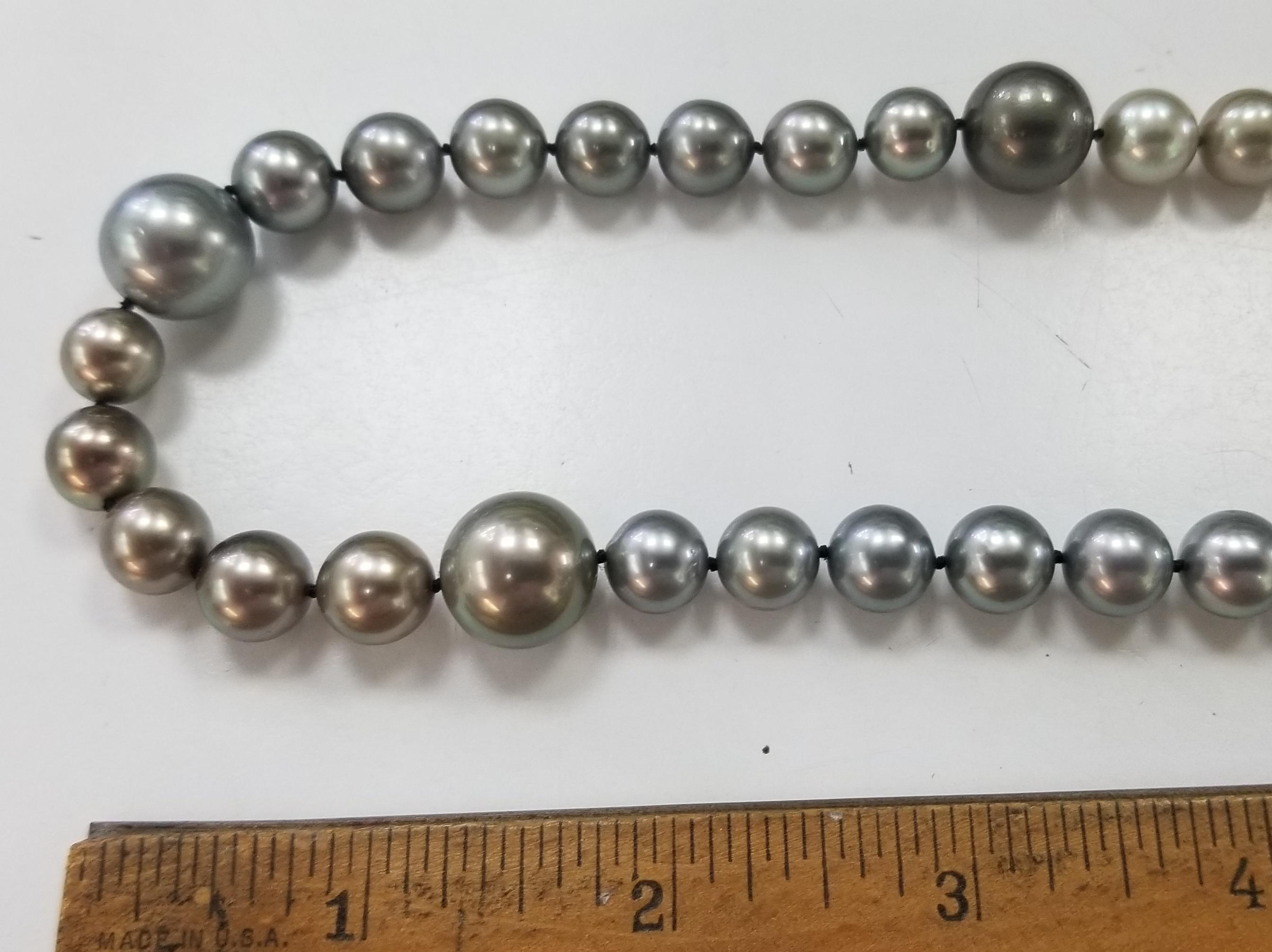 Tahitian Pearl Necklace with Pearls In New Condition For Sale In Los Angeles, CA