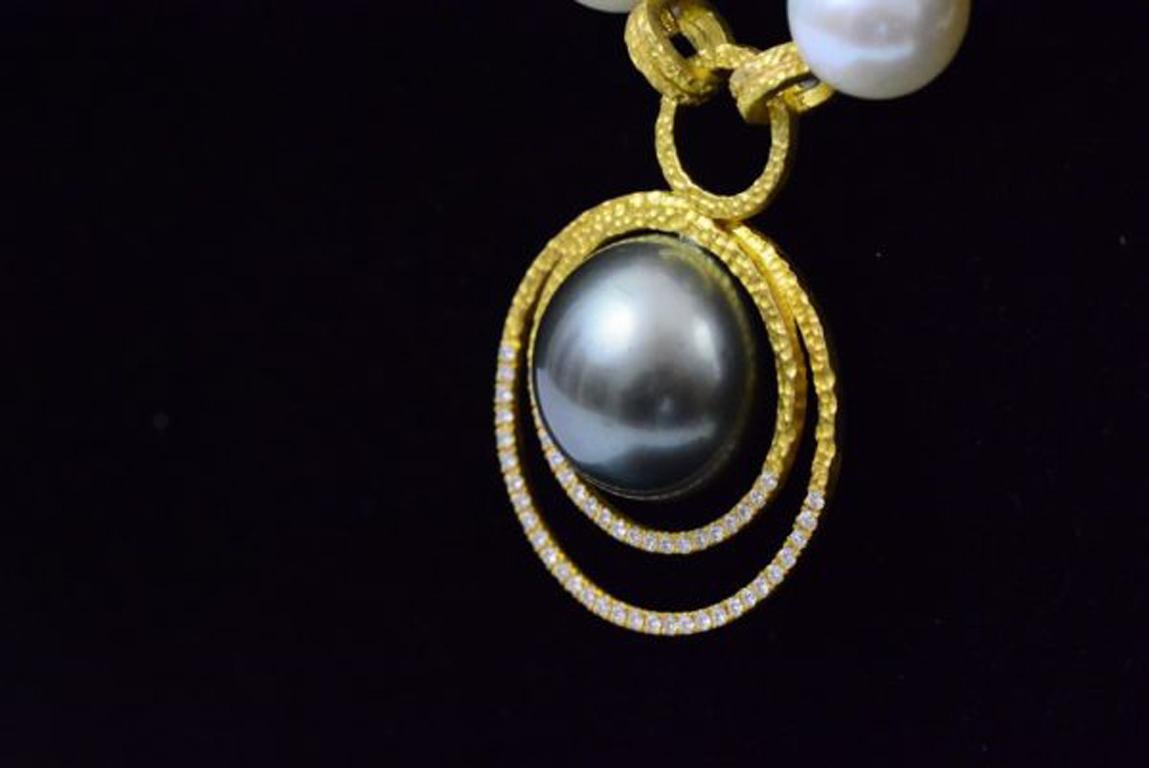 Tahitian Pearl Necklace with 22k Gold and Diamonds In New Condition For Sale In New York, NY