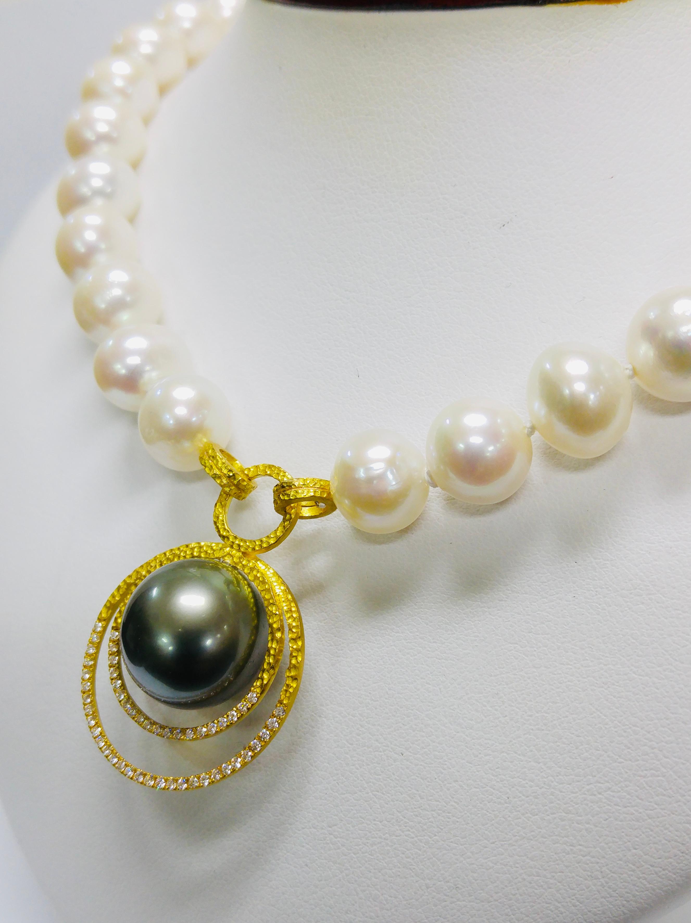 Tahitian Pearl Necklace with 22k Gold and Diamonds For Sale 1