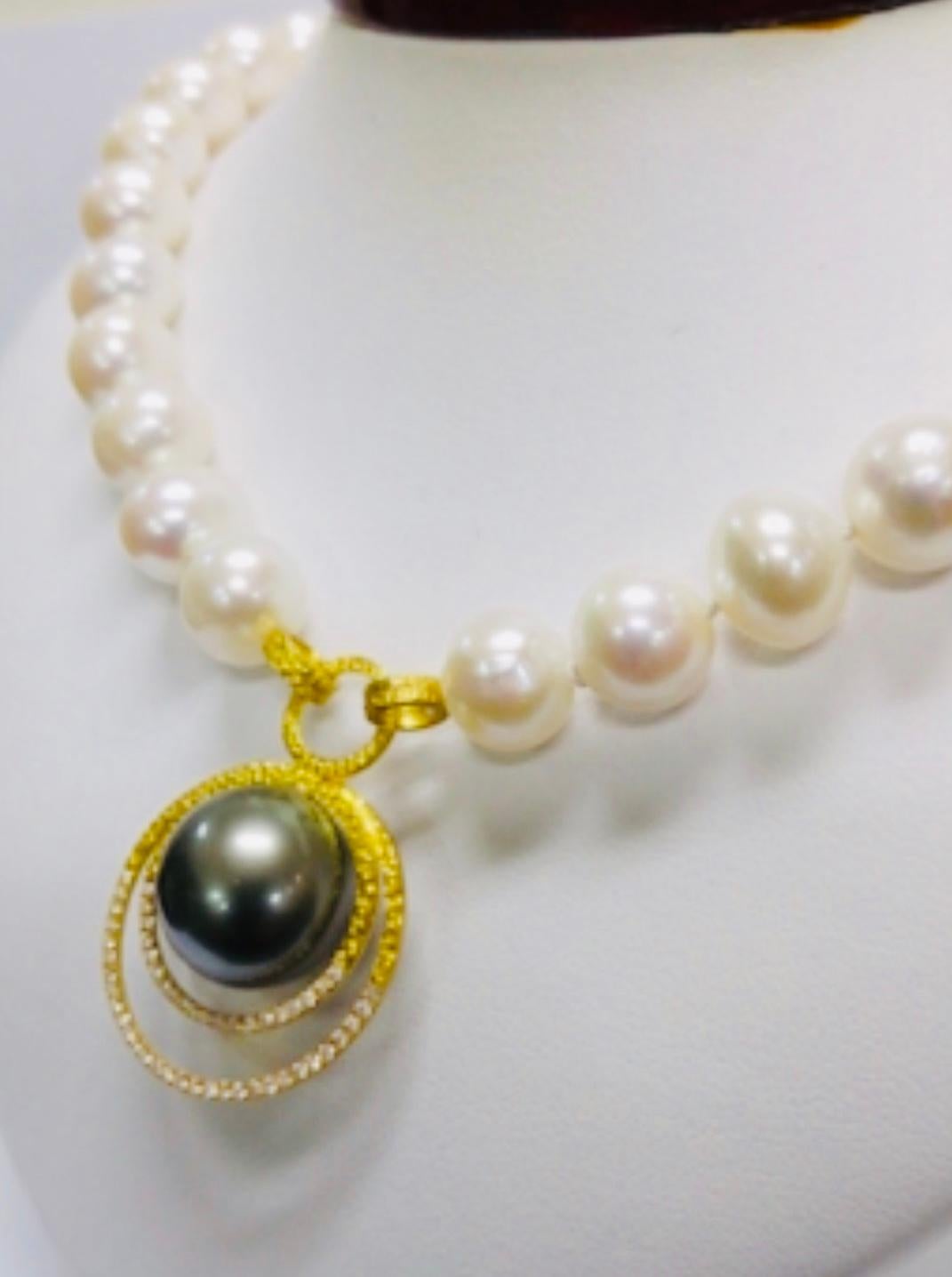 Tahitian Pearl Necklace with 22k Gold and Diamonds For Sale 2