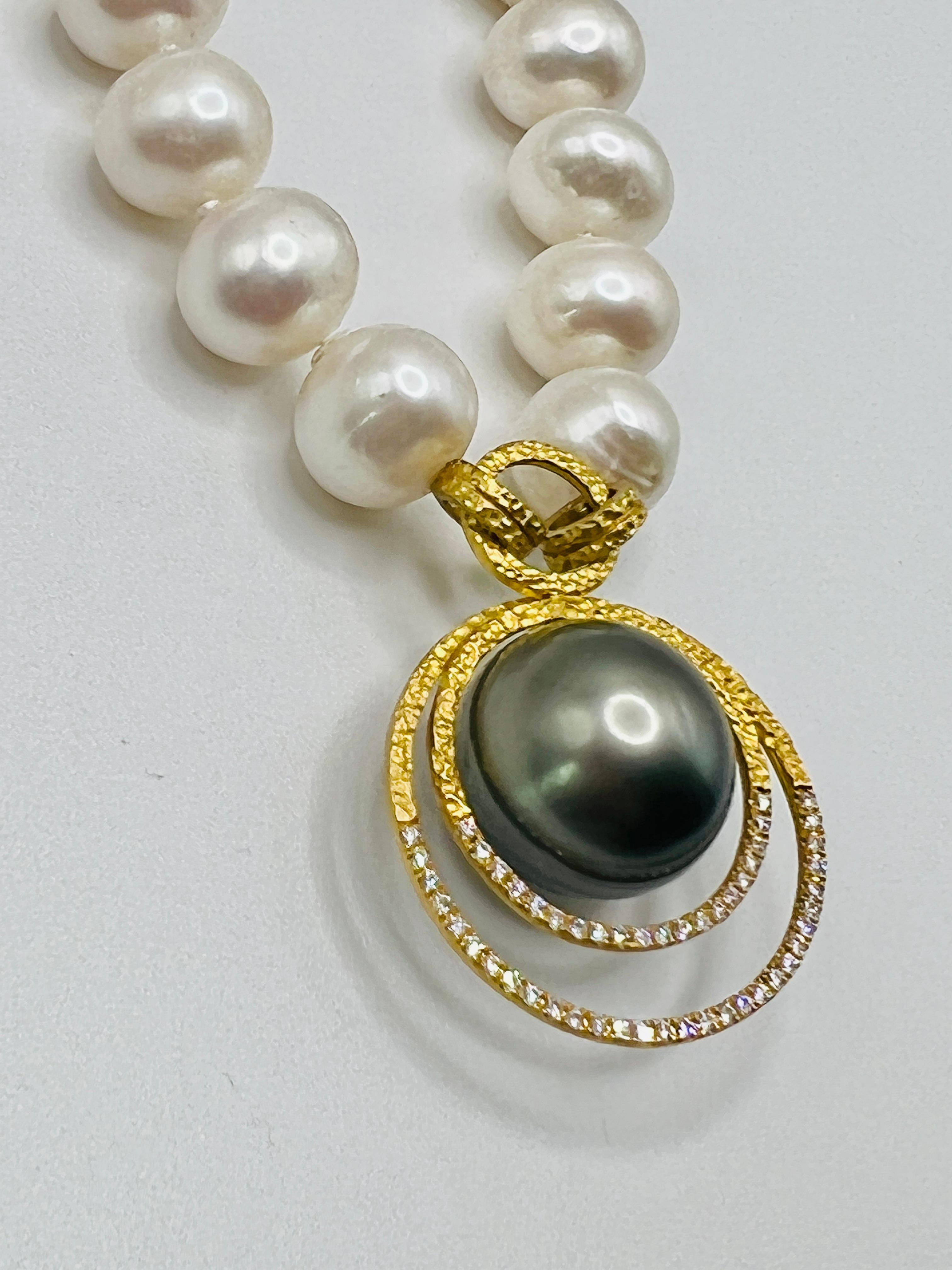 Tahiti-Perlenkette mit 22 Karat Gold und Diamanten (Rundschliff) im Angebot