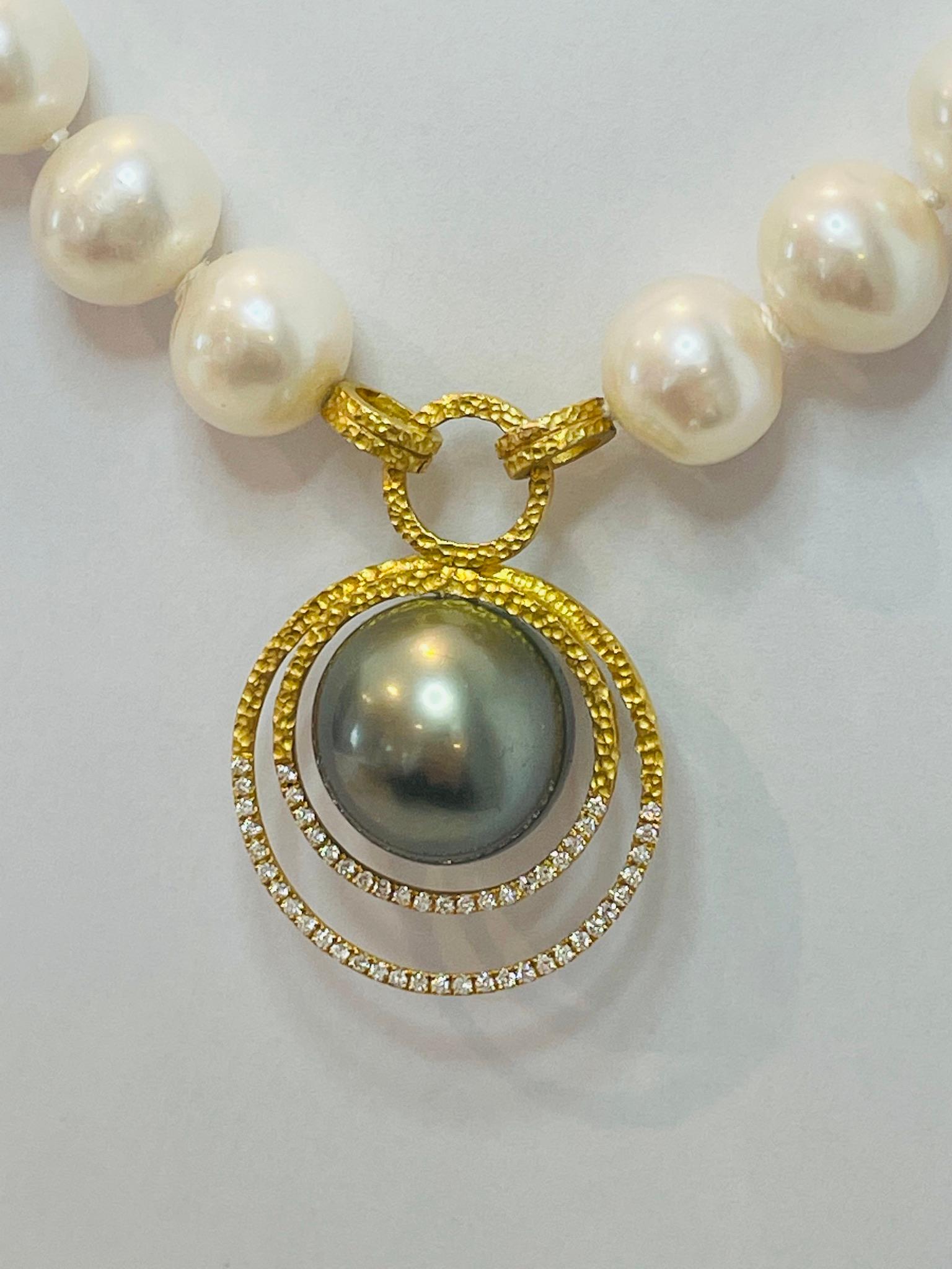 Tahiti-Perlenkette mit 22 Karat Gold und Diamanten (Kunsthandwerker*in) im Angebot