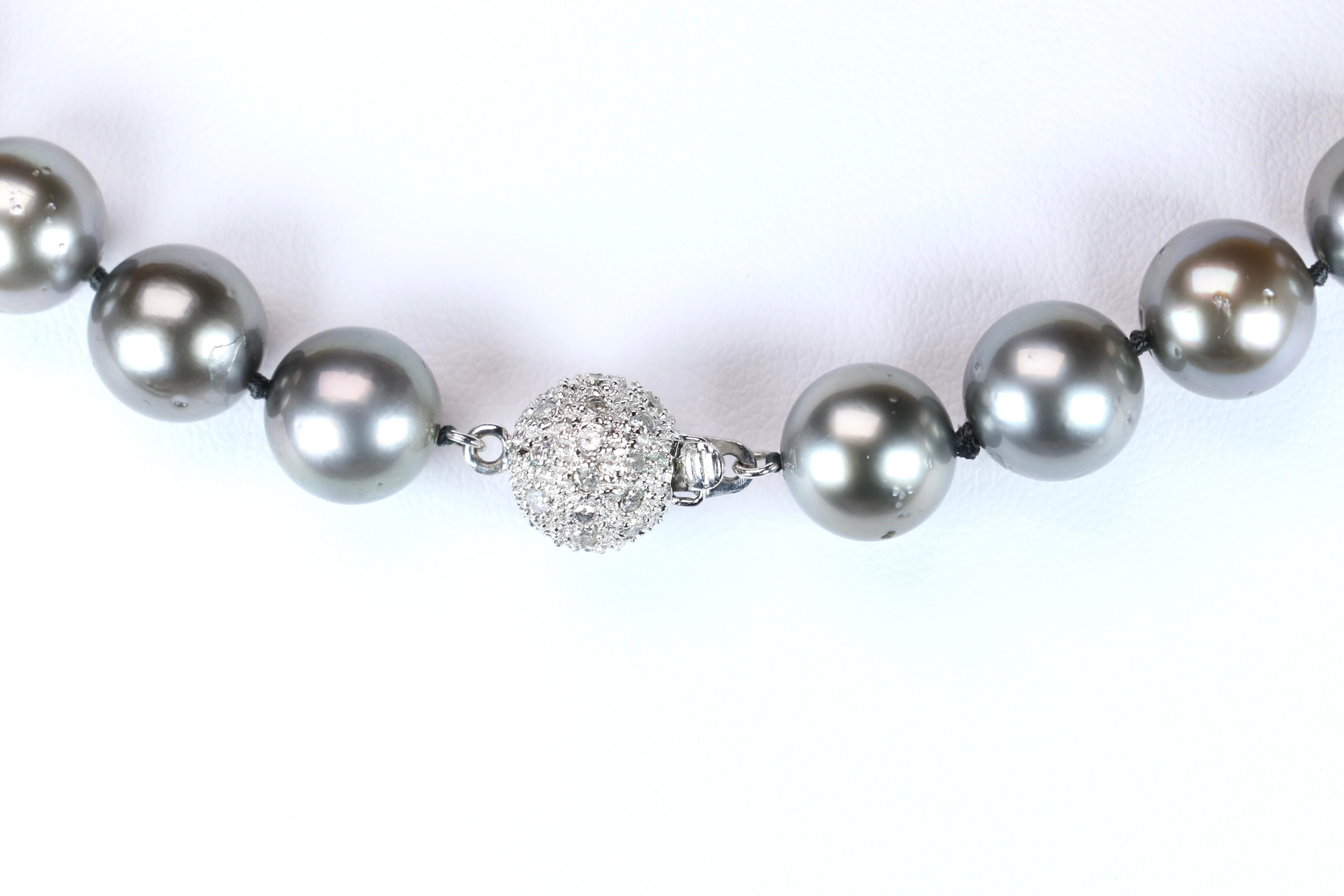 Tahiti-Perlenkette mit Pavé-Diamant-Verschluss (Moderne) im Angebot