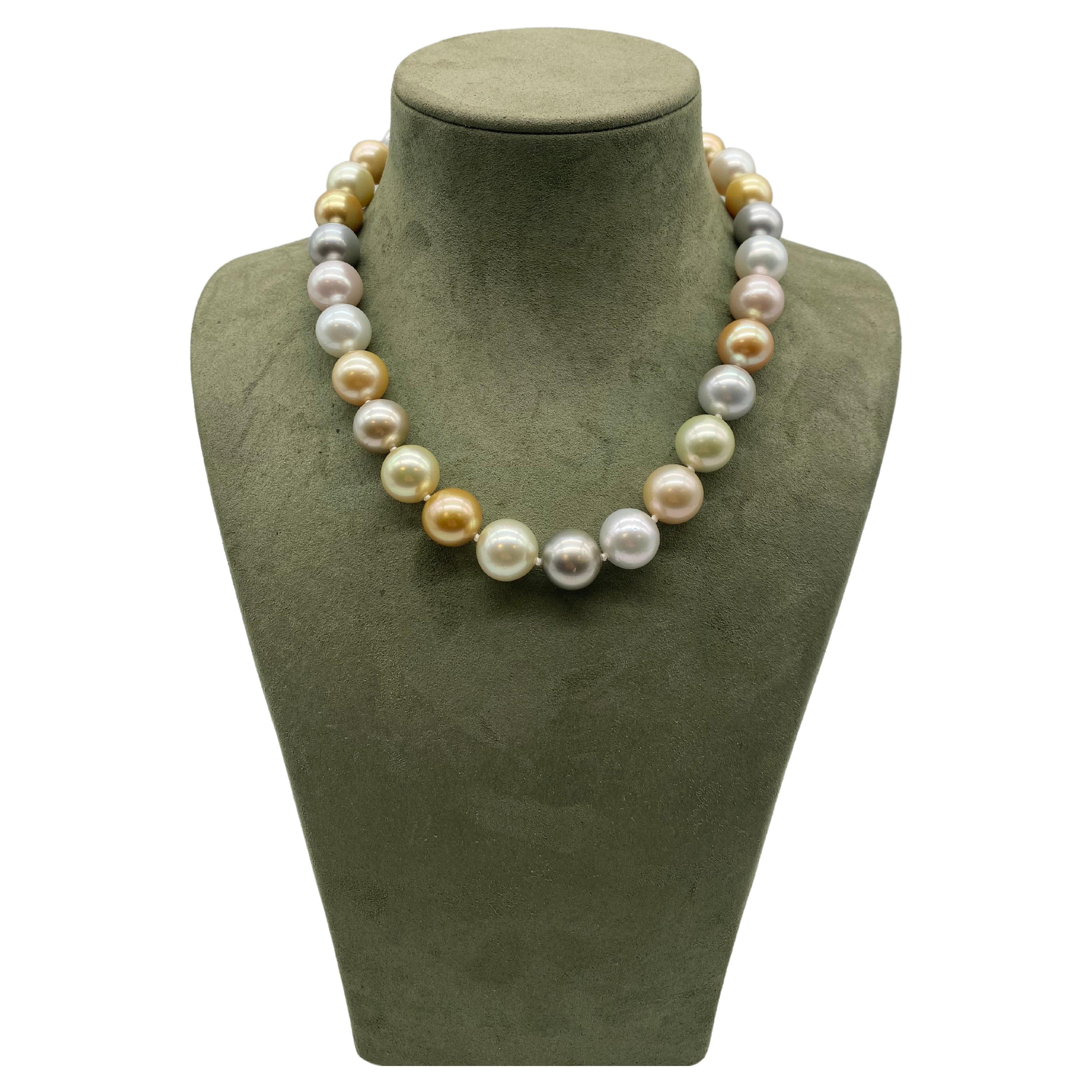 Discover this sumptuous Tahitian pearl necklace in 18-carat yellow gold, a piece of timeless elegance. Comprising 29 Tahitian pearls quality AAA, this necklace is a veritable treasure of the sea, captivating you with its natural beauty.

Measuring