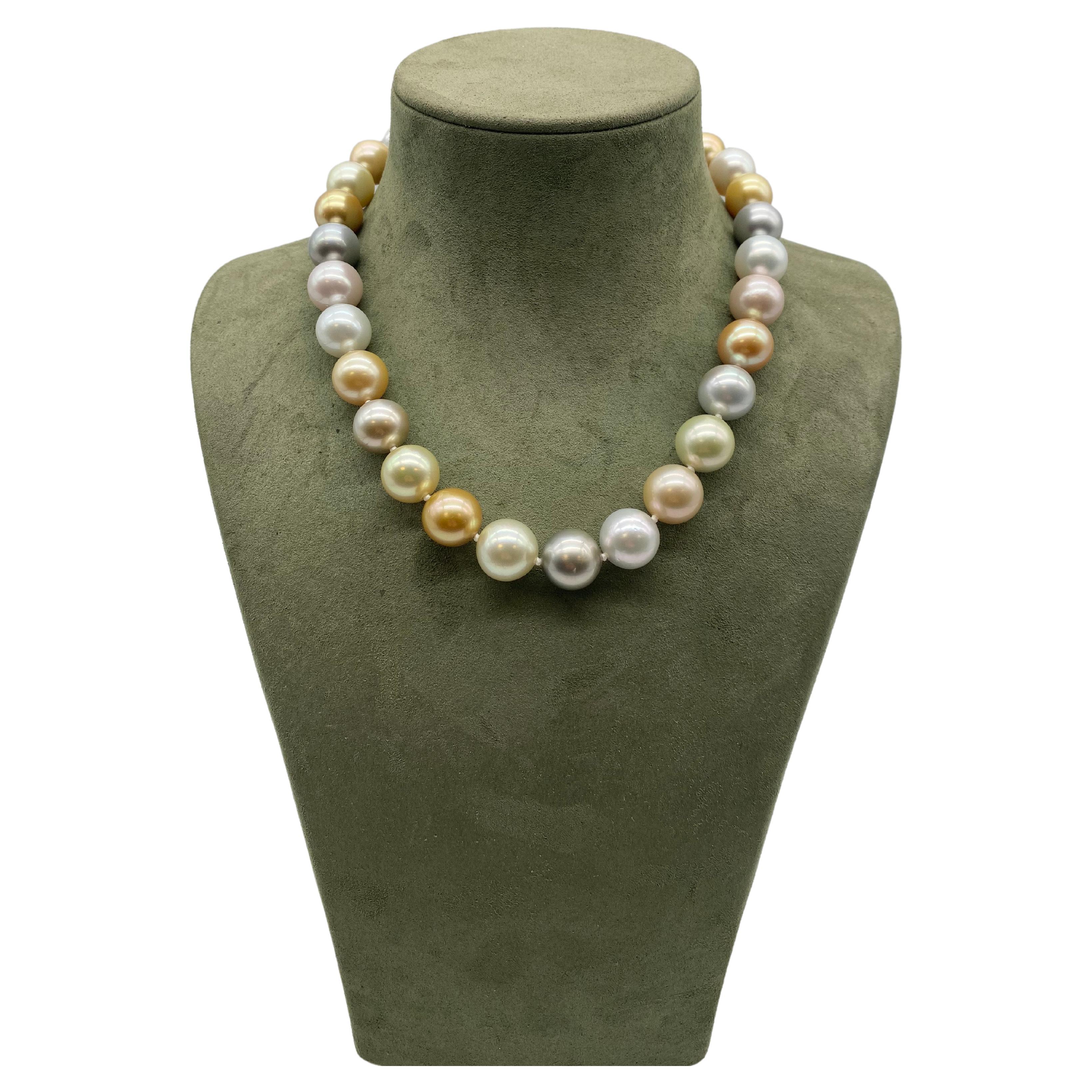 Découvrez ce somptueux collier de perles de Tahiti en or jaune 18 carats, une pièce d'une élégance intemporelle. Composé de 29 perles de Tahiti de qualité AAA, ce collier est un véritable trésor de la mer qui vous séduira par sa beauté