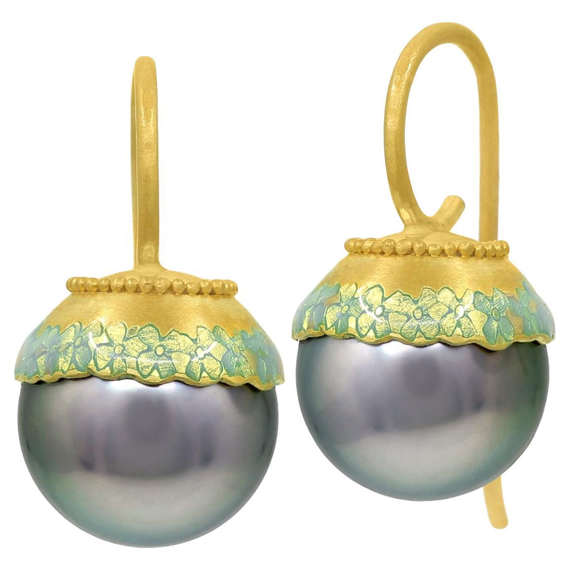 Tahiti-Perlen-Ohrringe aus Gelbgold mit opalisierender Emaille und Blumentropfen, Eva Steinberg
