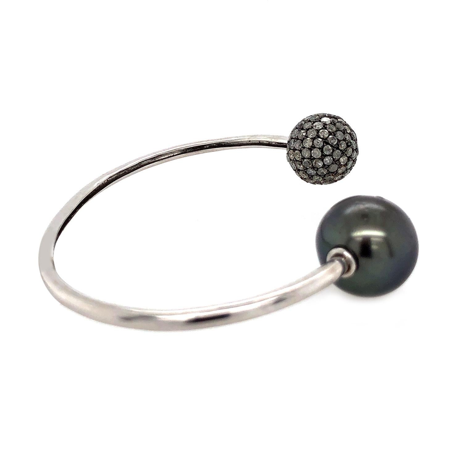 Taglio misto Bracciale flessibile con perle di Tahiti e pave di diamanti in oro 18 carati in vendita