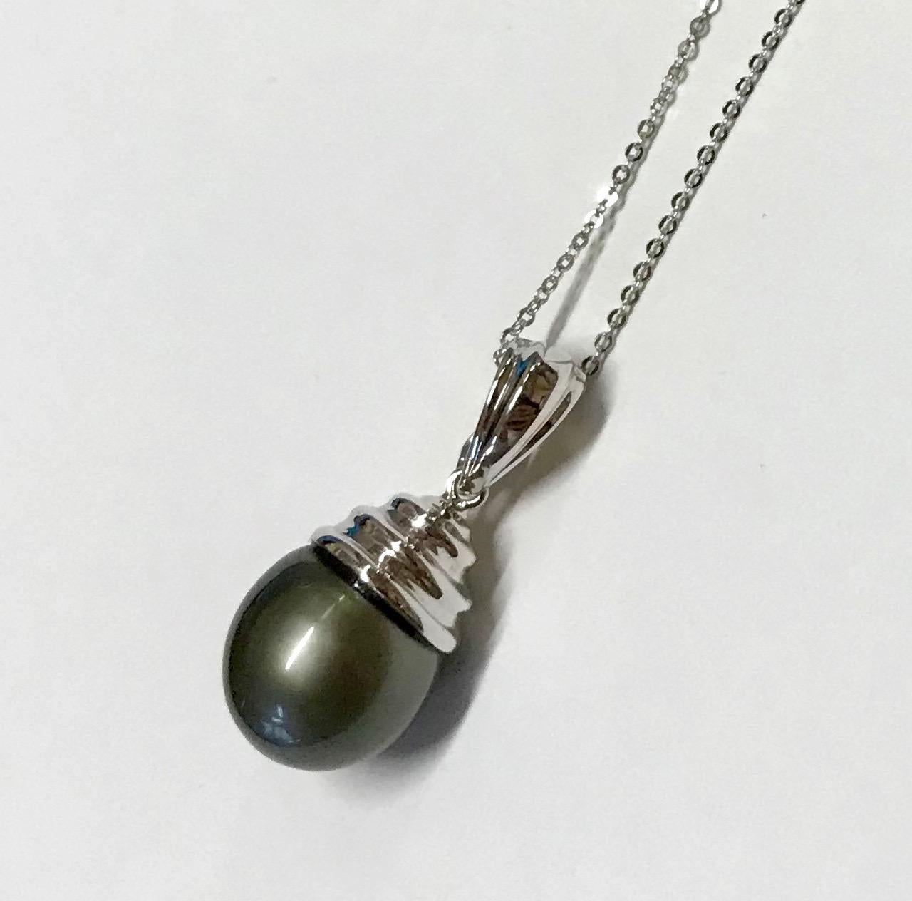 Simple and elegant, this 12.50 carat Tahitian Pearl descends from a beautiful 14K White Gold setting.

Material: 14K White Gold
Center Stone Details: 12.50 Carat Tahitian Pearl
Chain: 18 inches

Fine one-of-a-kind craftsmanship meets incredible