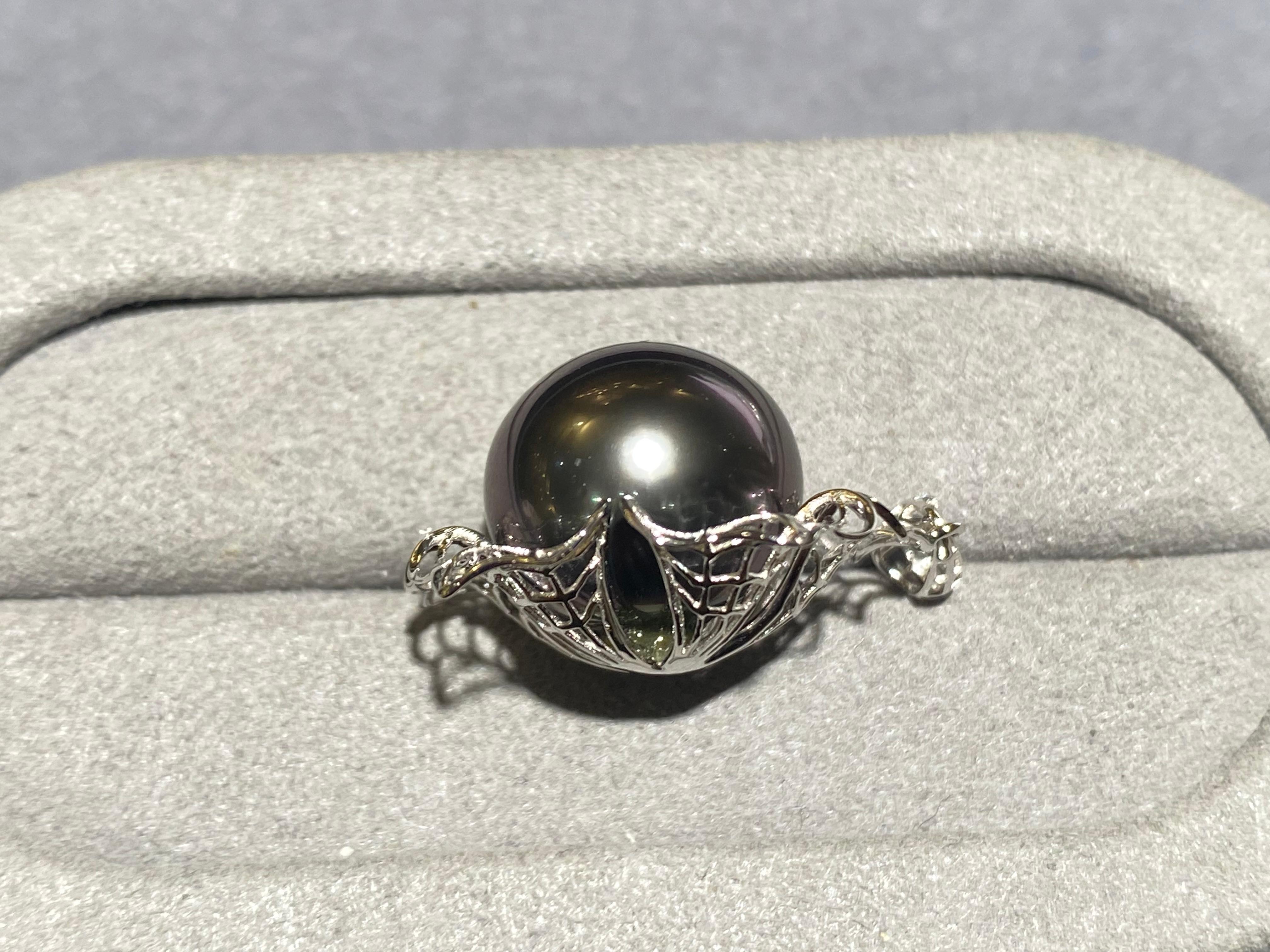 Contemporary Tahitian Pearl Pendant in 18k White Gold For Sale