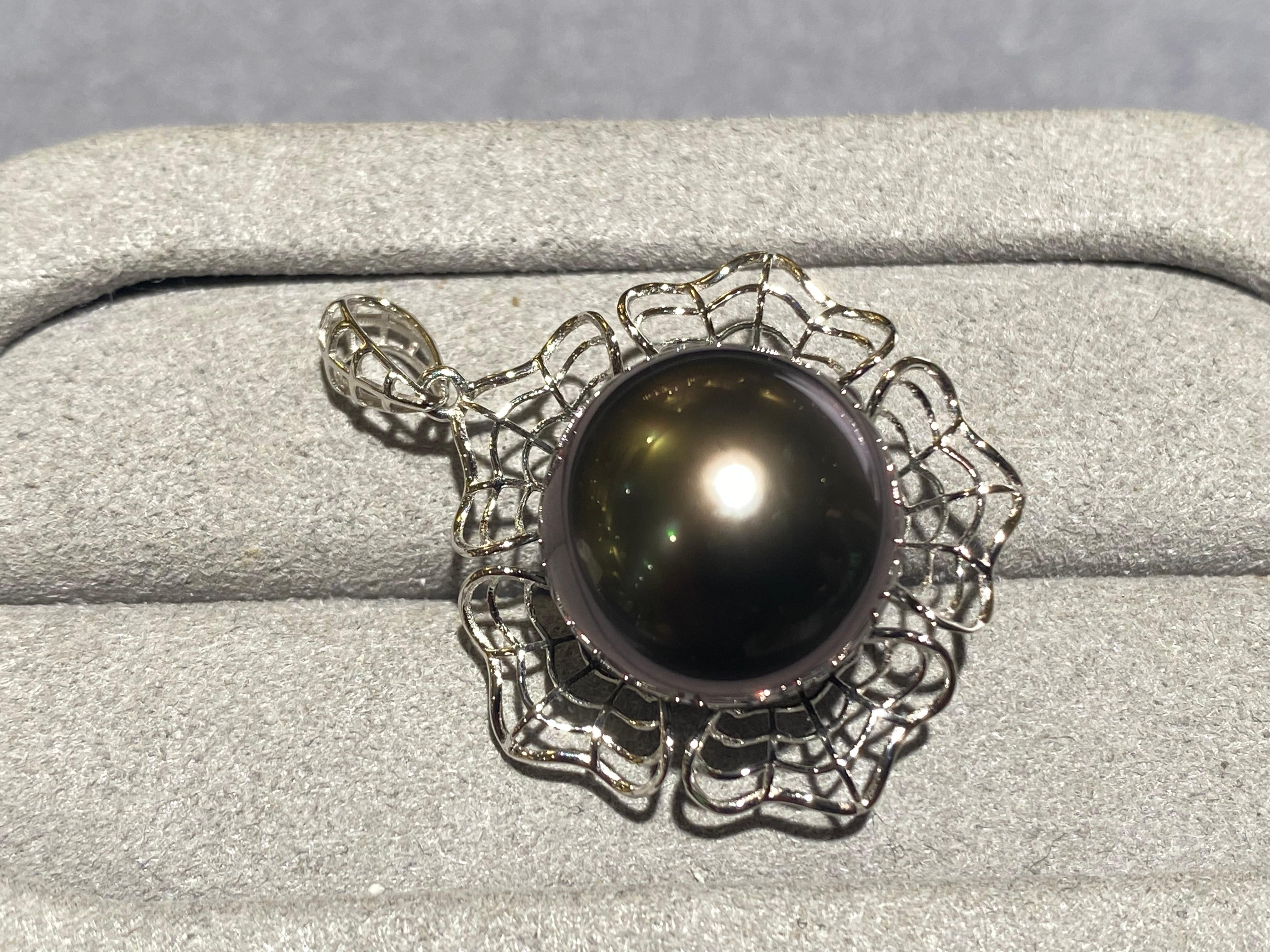 Bead Tahitian Pearl Pendant in 18k White Gold For Sale