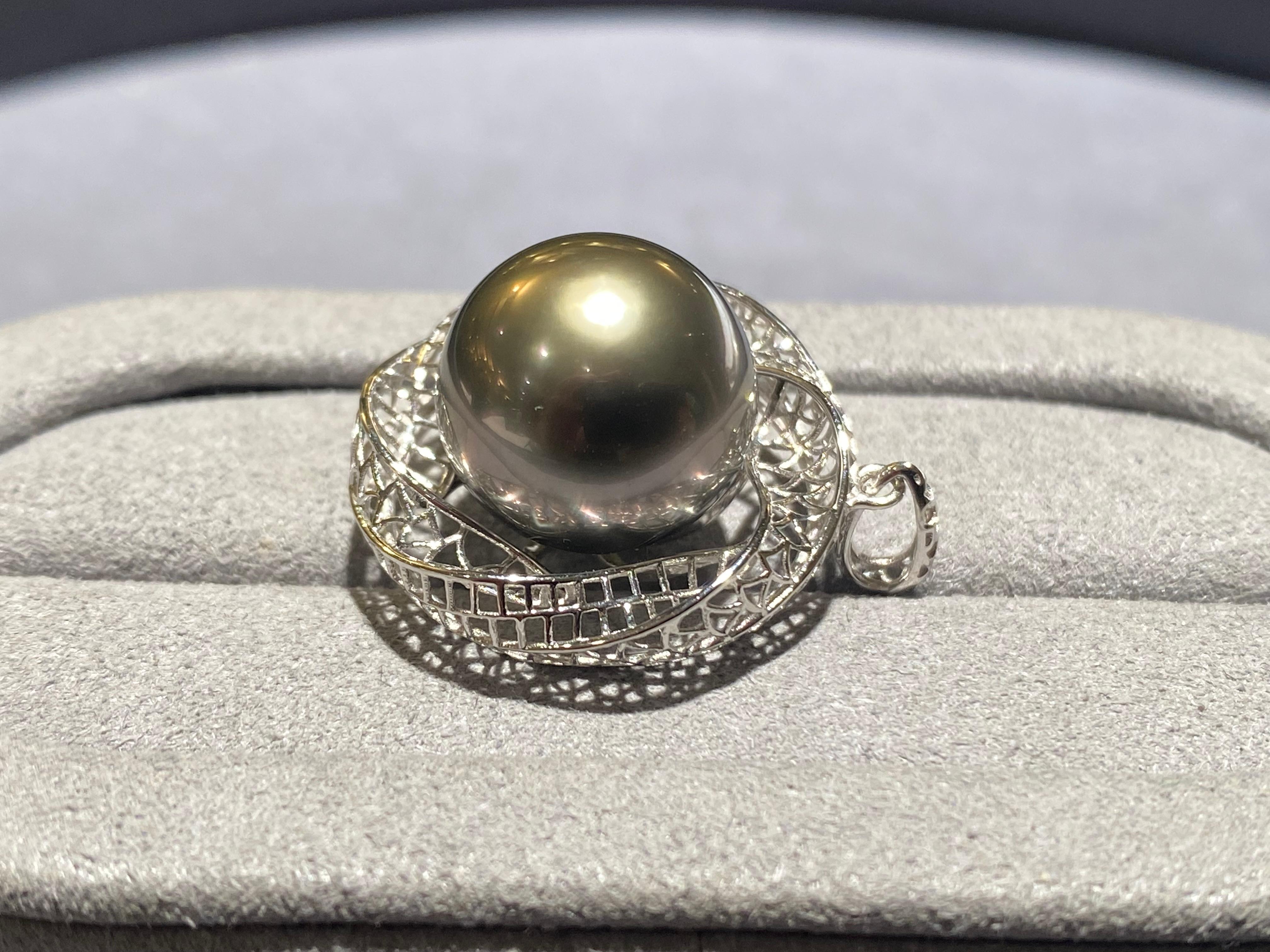 Contemporary Tahitian Pearl Pendant in 18k White Gold For Sale