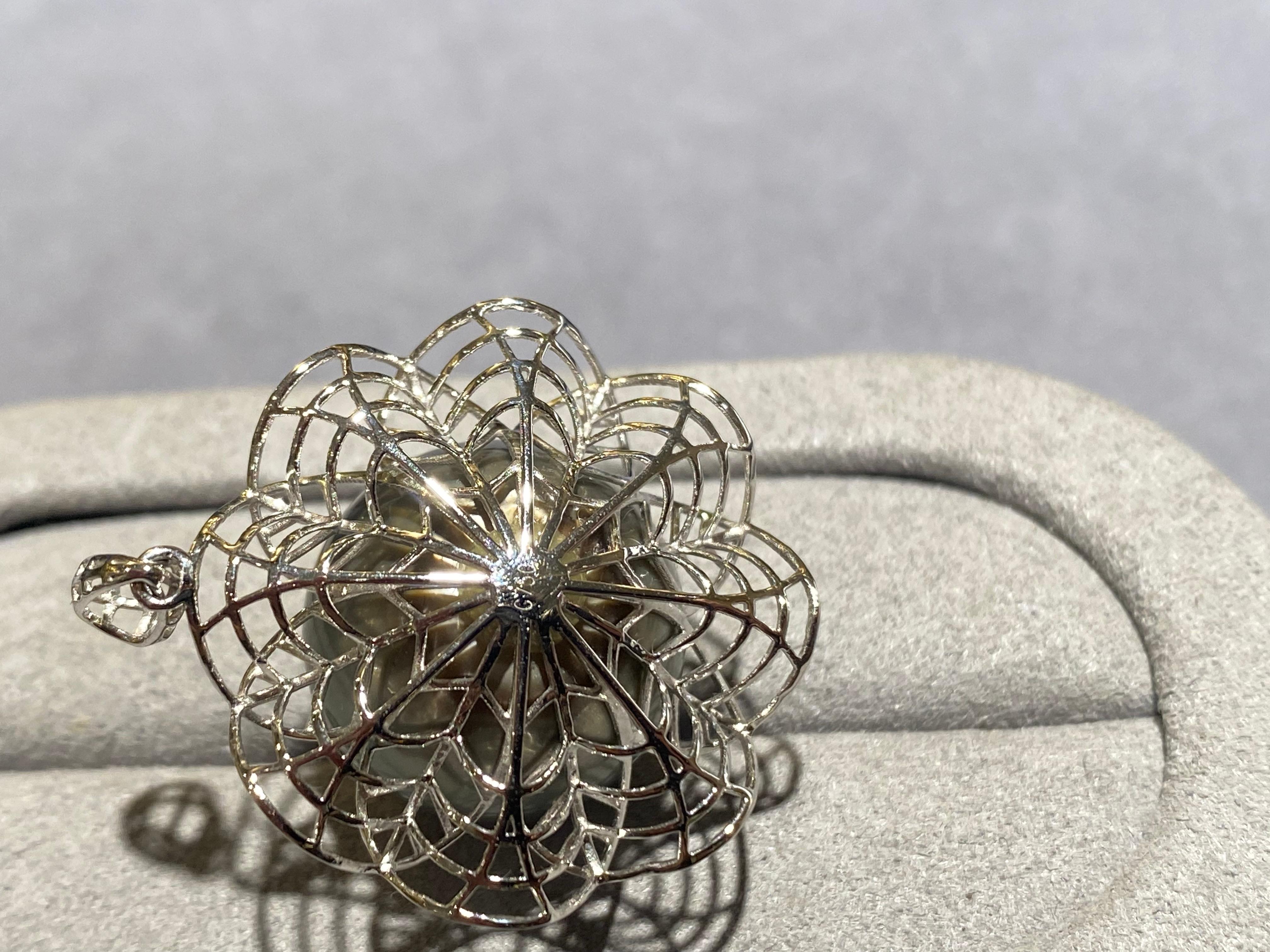 Ciondolo con perla di Tahiti in oro bianco 18 carati In condizioni Nuovo in vendita a Melbourne, AU
