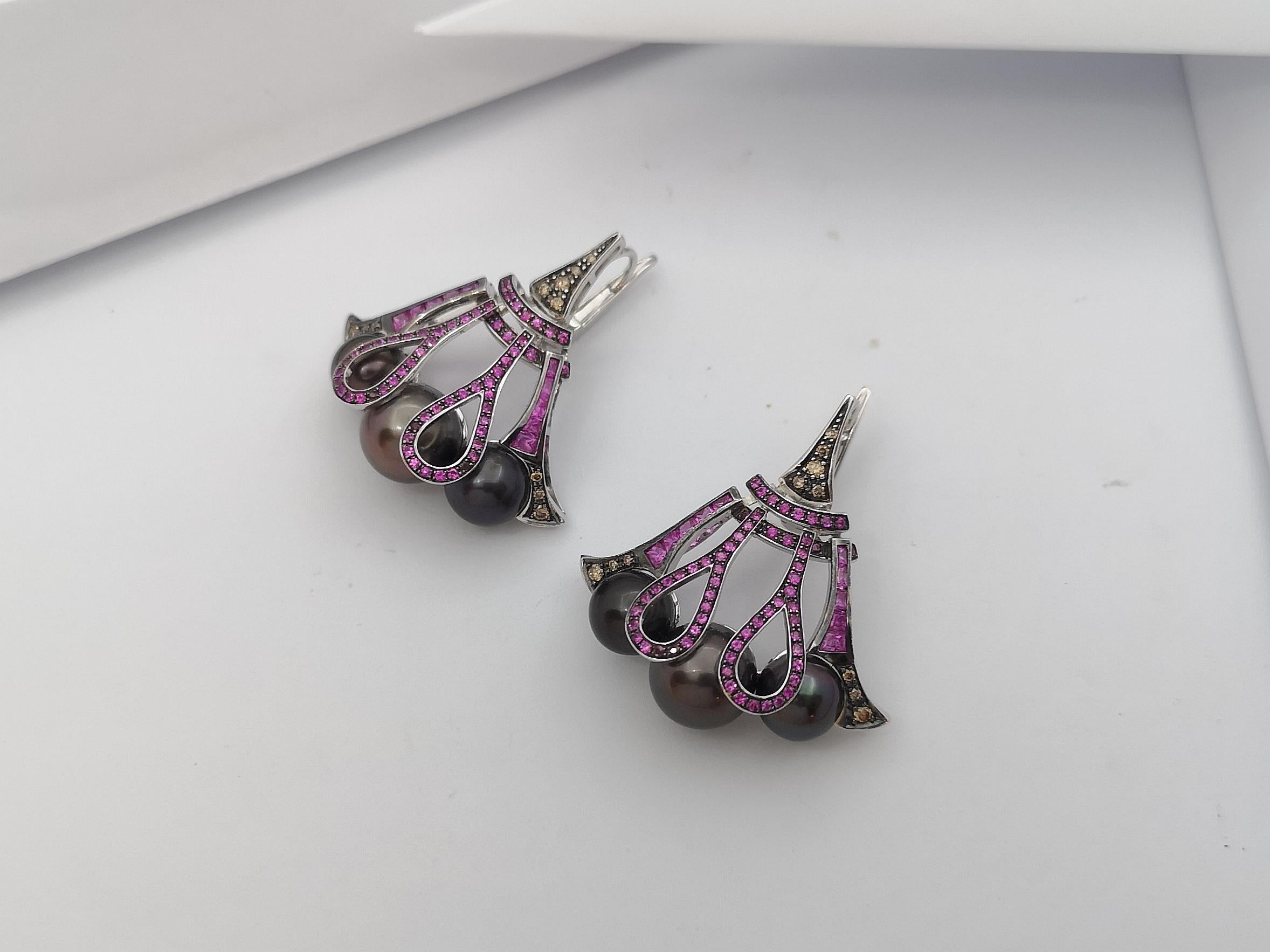 Orecchini con perla di Tahiti, zaffiro rosa e diamante marrone in oro bianco 18 carati In condizioni Nuovo in vendita a Bangkok, TH