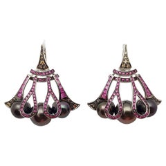 Boucles d'oreilles en or blanc 18 carats perle de Tahiti, saphir rose et diamant Brown