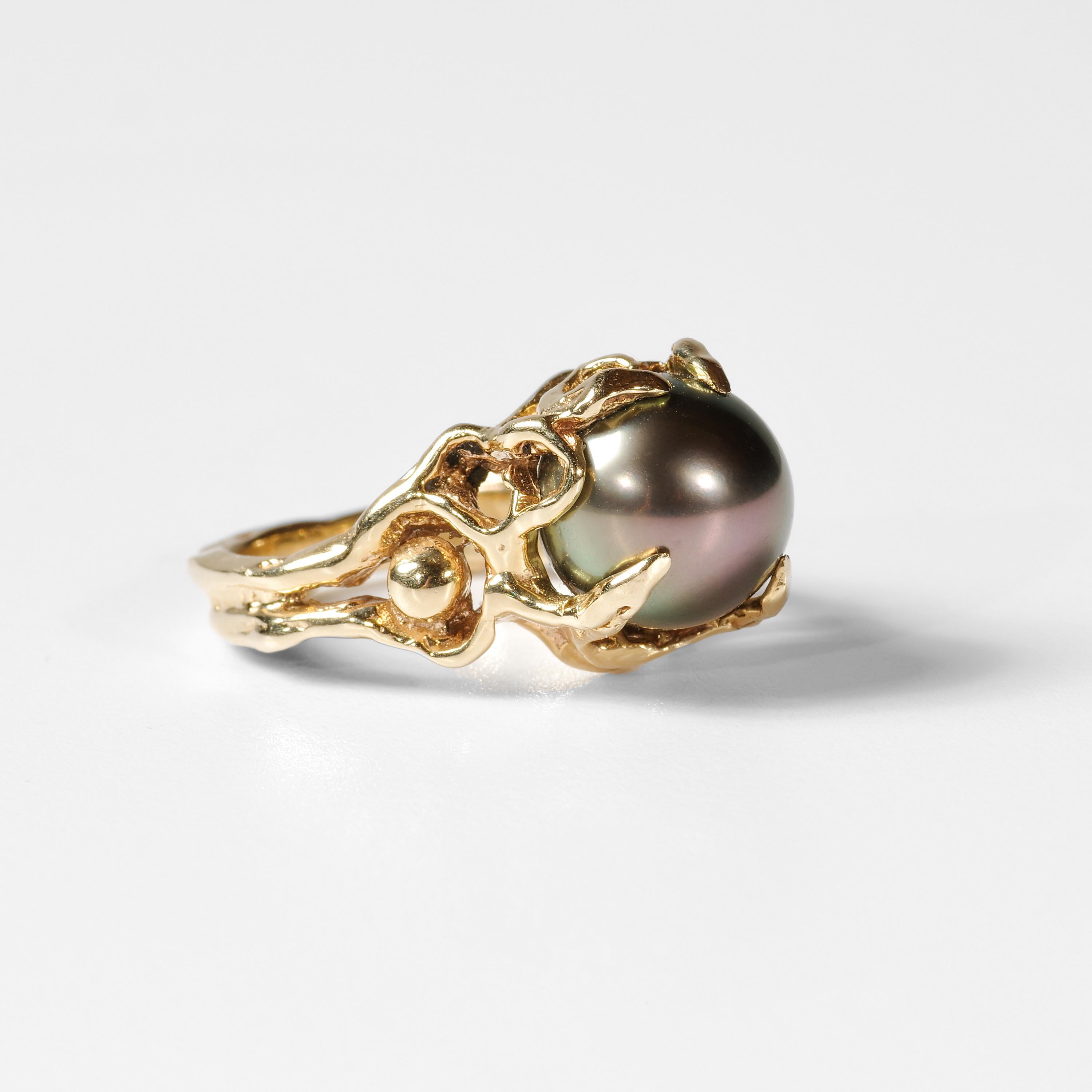 In diesem Unisex-Ring aus den 1970er Jahren umschlingen goldene Algen eine schimmernde Tahiti-Zuchtperle aus den warmen blauen Gewässern Französisch-Polynesiens. Dieses aus Wachs gegossene, handwerklich gefertigte Studio-Stück hat fließende,