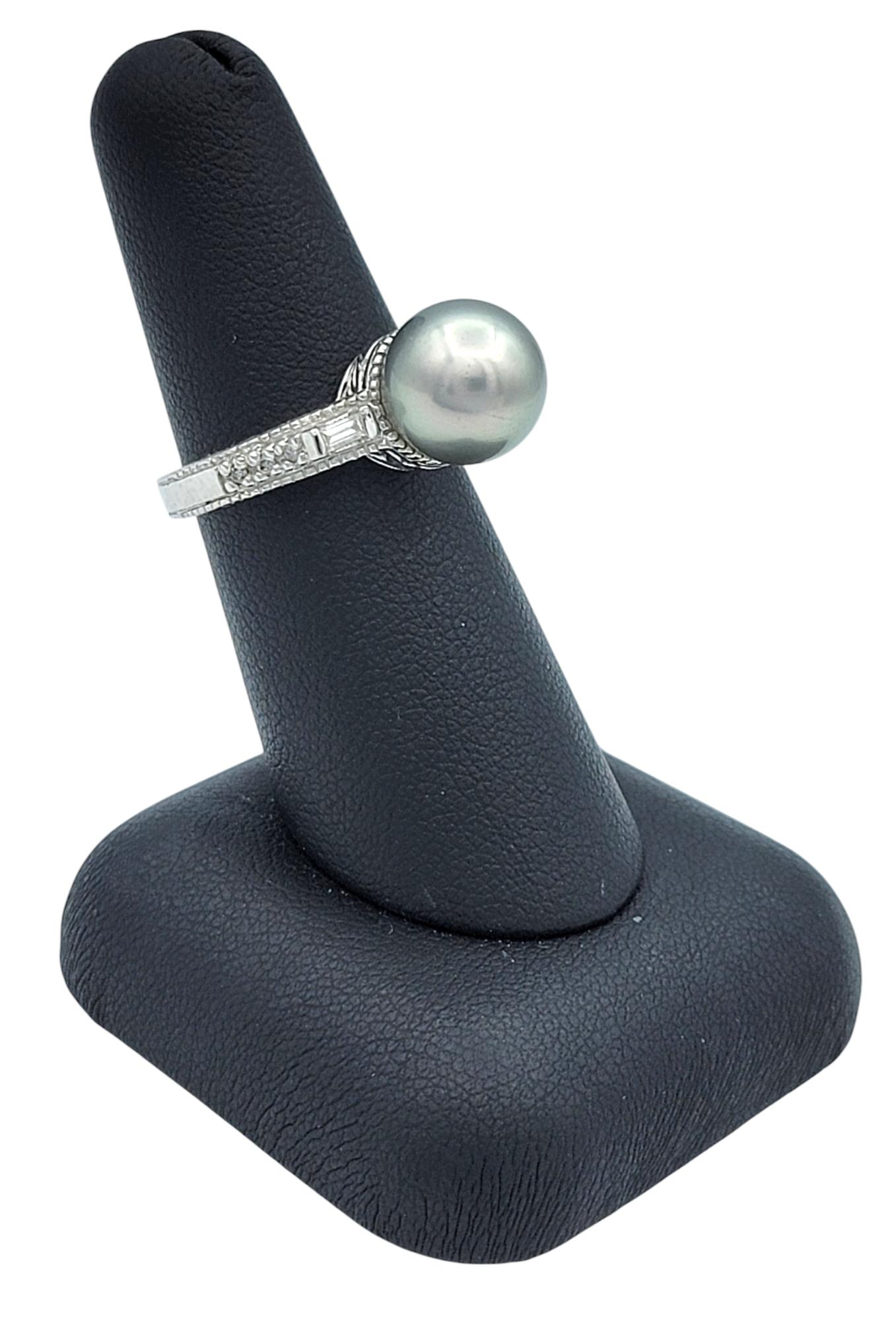 Anello con perla di Tahiti, diamanti baguette e rotondi e grana in platino in vendita 4