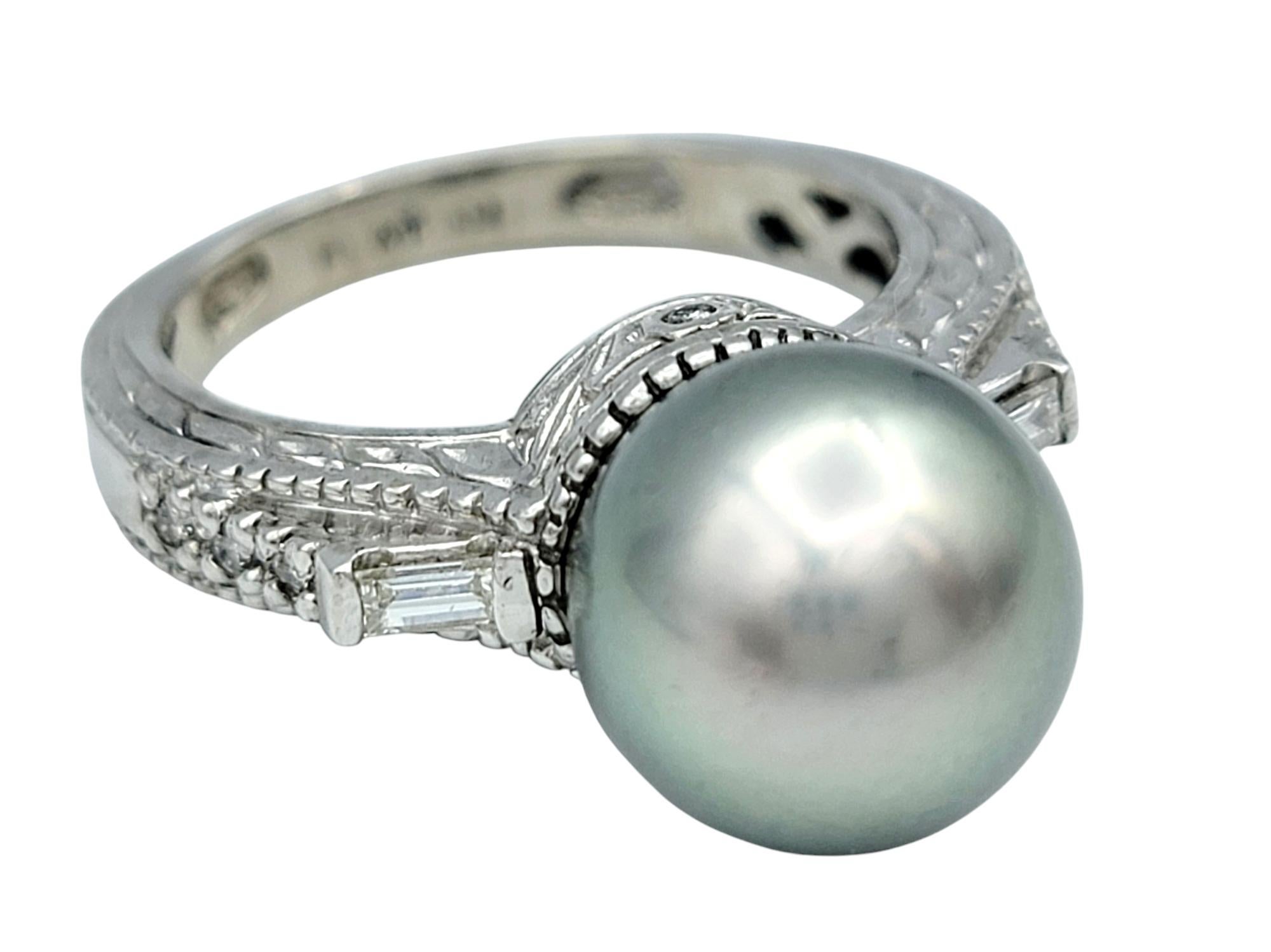 Contemporaneo Anello con perla di Tahiti, diamanti baguette e rotondi e grana in platino in vendita