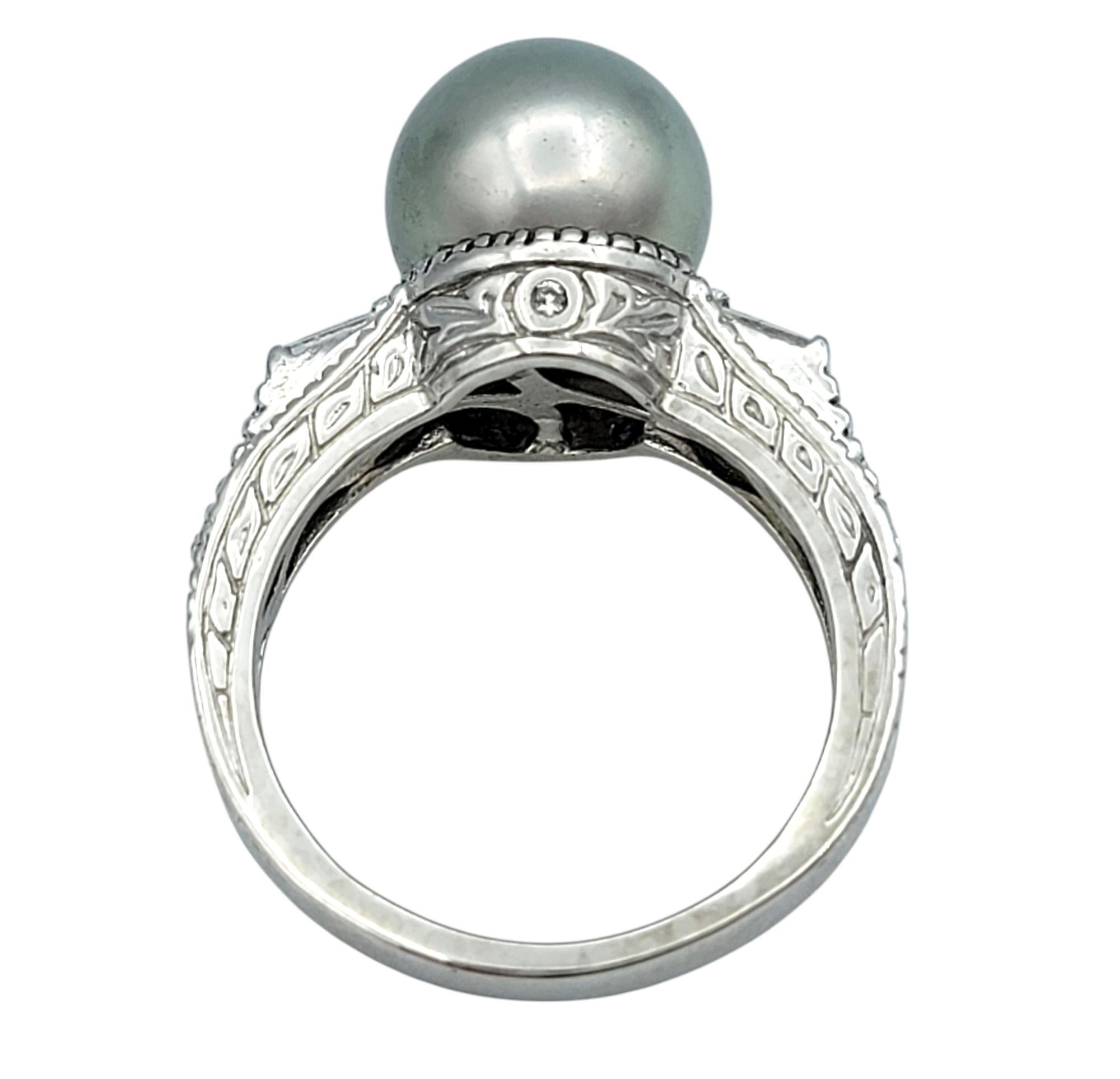 Taglio baguette Anello con perla di Tahiti, diamanti baguette e rotondi e grana in platino in vendita
