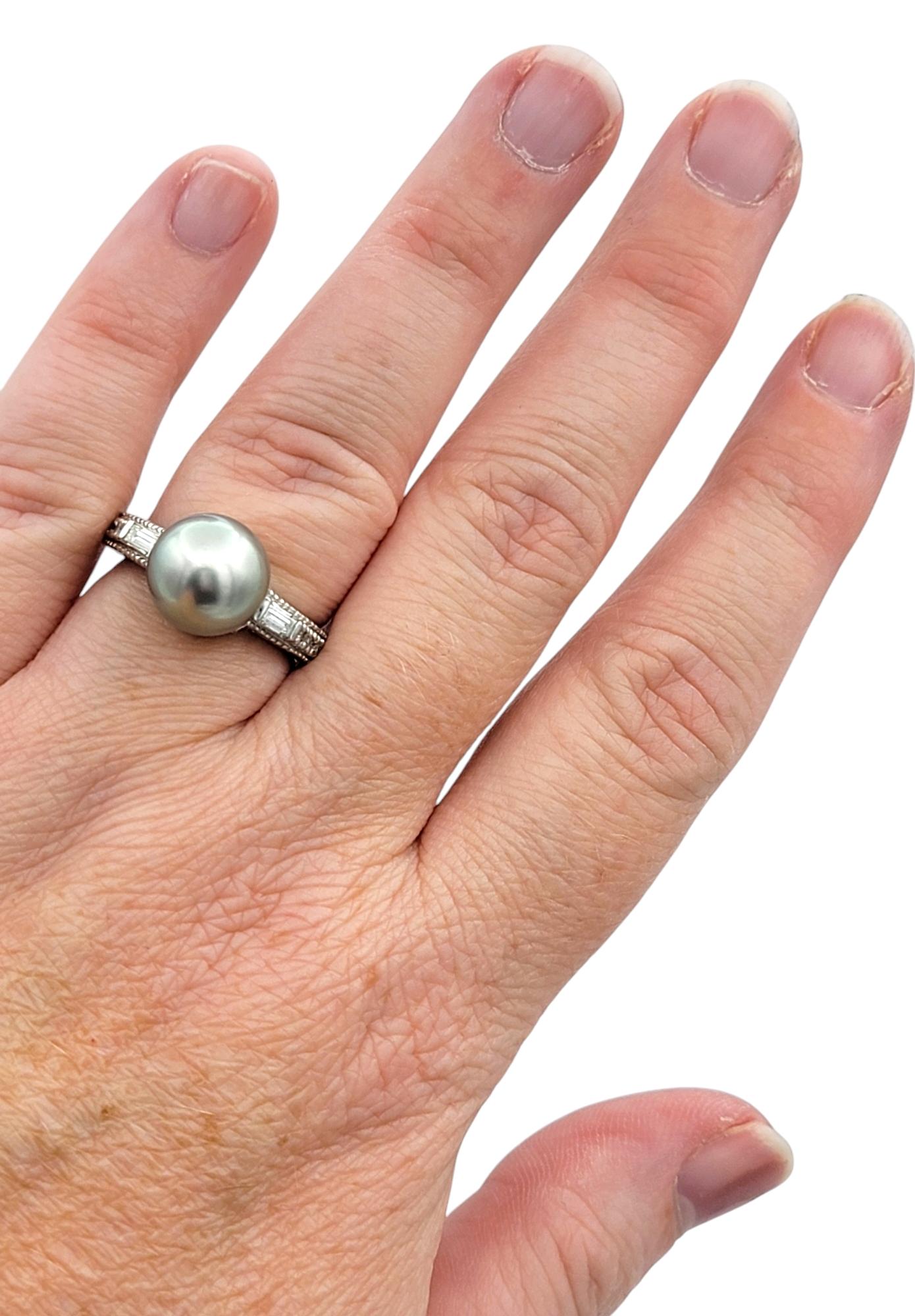Anello con perla di Tahiti, diamanti baguette e rotondi e grana in platino in vendita 1
