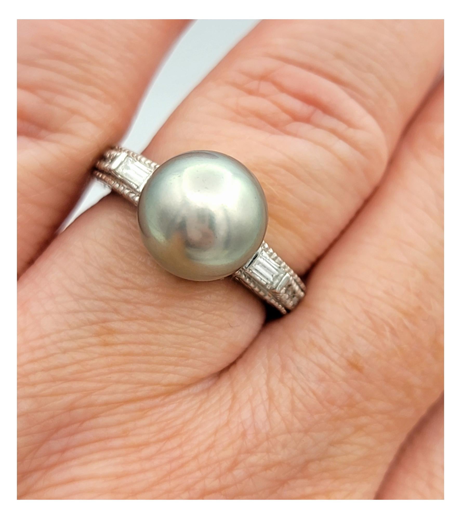 Anello con perla di Tahiti, diamanti baguette e rotondi e grana in platino in vendita 2