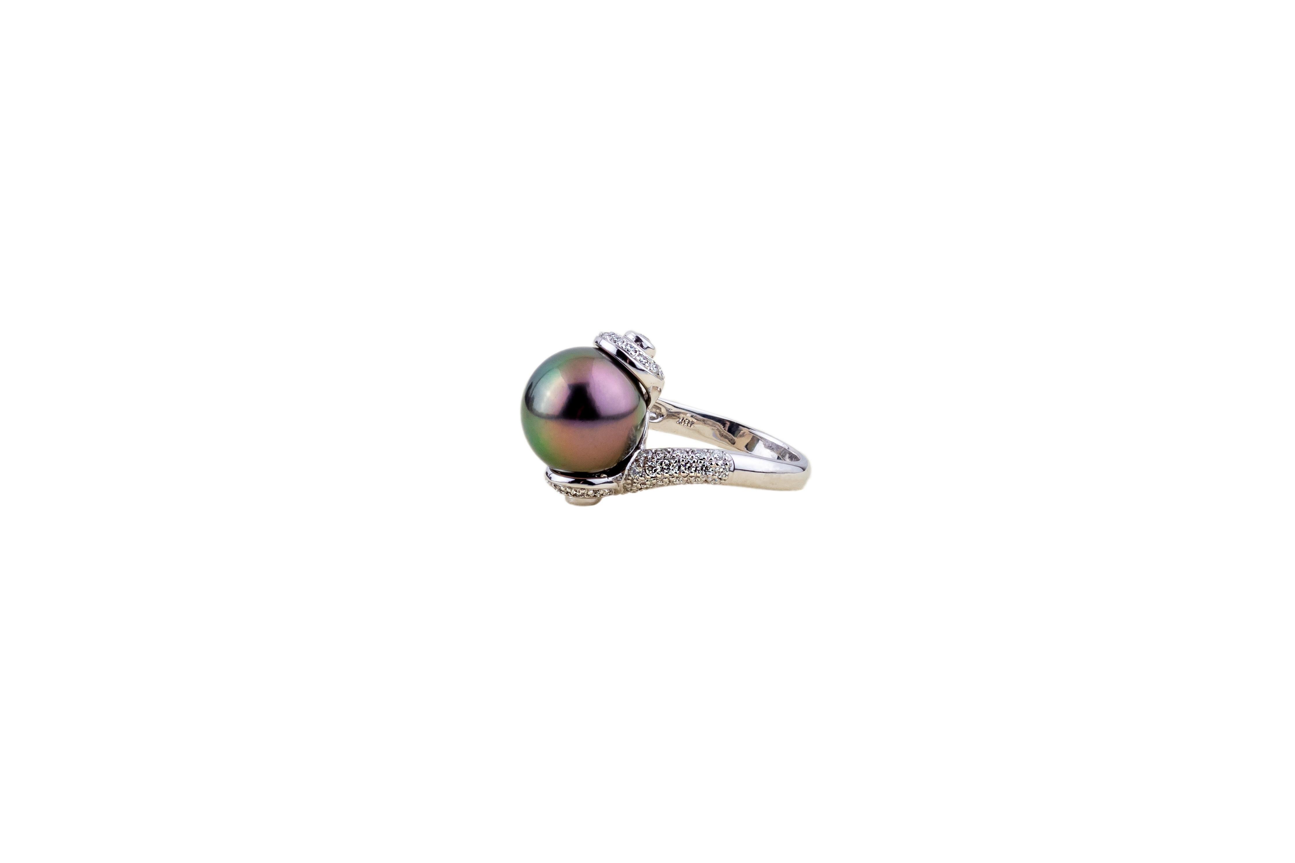 18 k white gold
Fineness punched with 18 k
1 Tahitian pearl diameter 13 mm
0.81 ct diamonds
Ring size 17
Weight 11 grams
