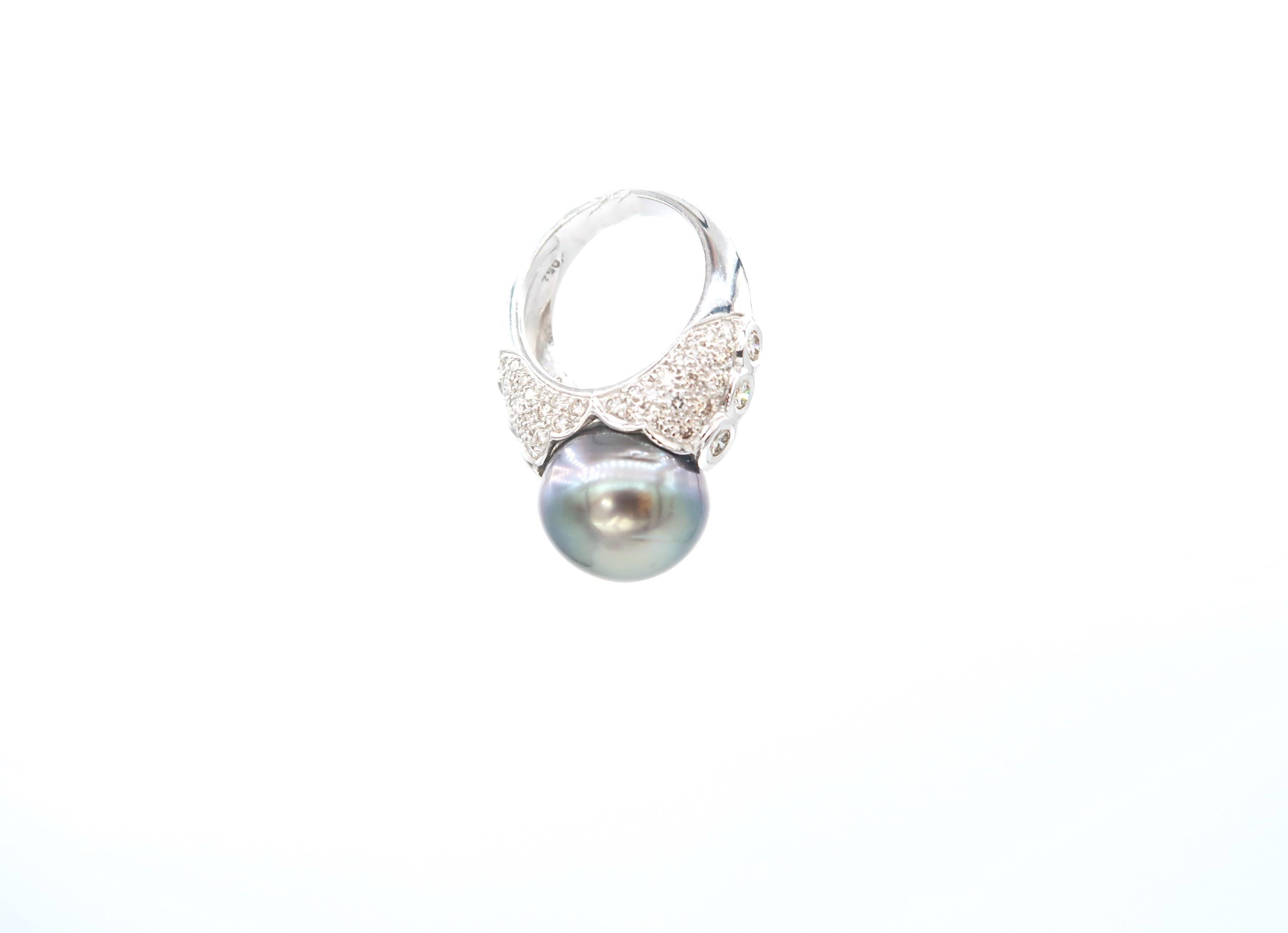 Tahitian Pearl Scalloped Edge Diamond Pavé Gold Ring embellished with diamond

Gold: 18K White Gold 12.72g.
Diamond: 1.76ct.
Pearl: 1 piece Tahitian Pearl

Complimentary ring resizing
