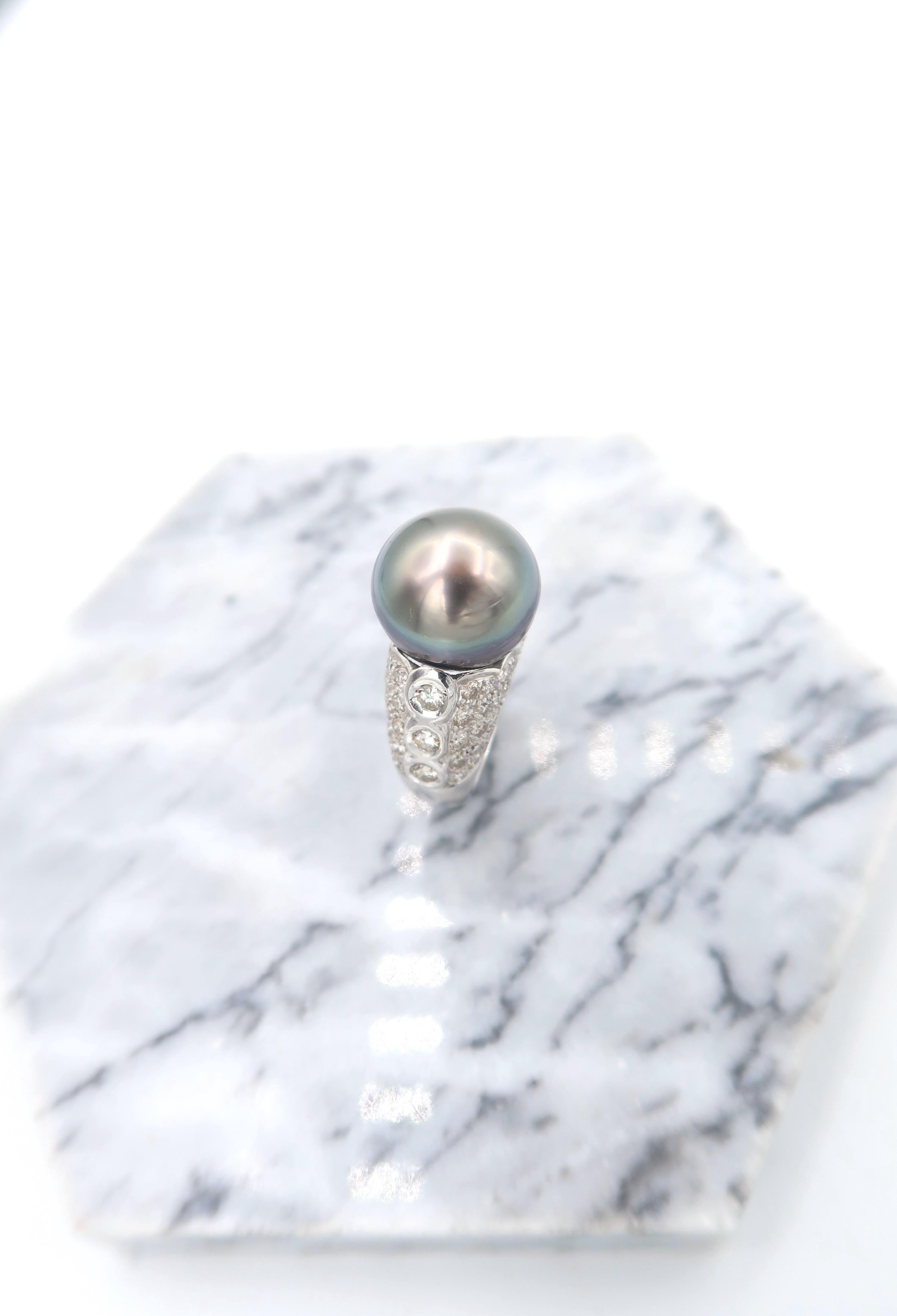 Contemporary Tahitian Pearl Scalloped Edge Diamond Pavé Gold Ring Embellished with Diamond For Sale