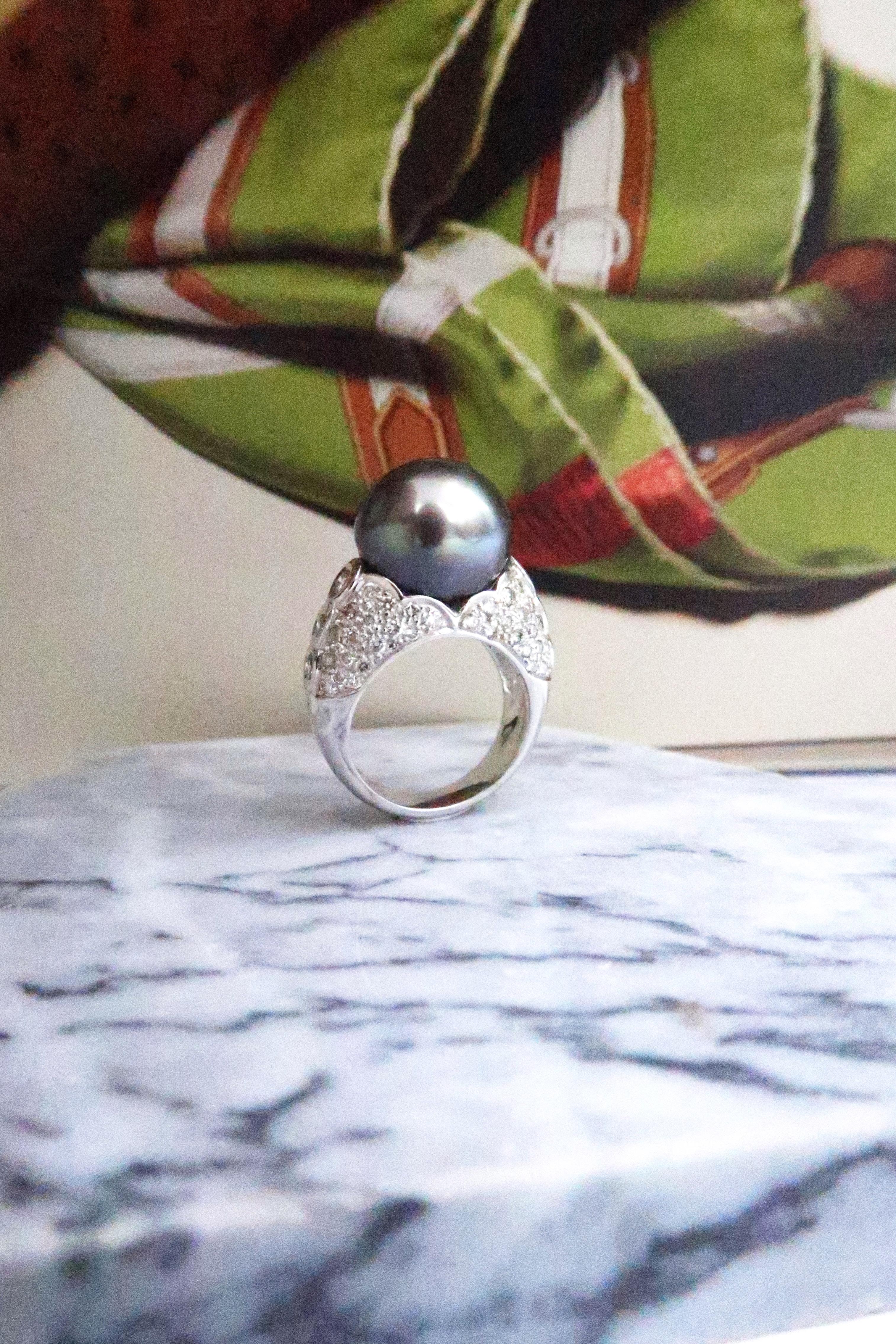 Brilliant Cut Tahitian Pearl Scalloped Edge Diamond Pavé Gold Ring Embellished with Diamond For Sale