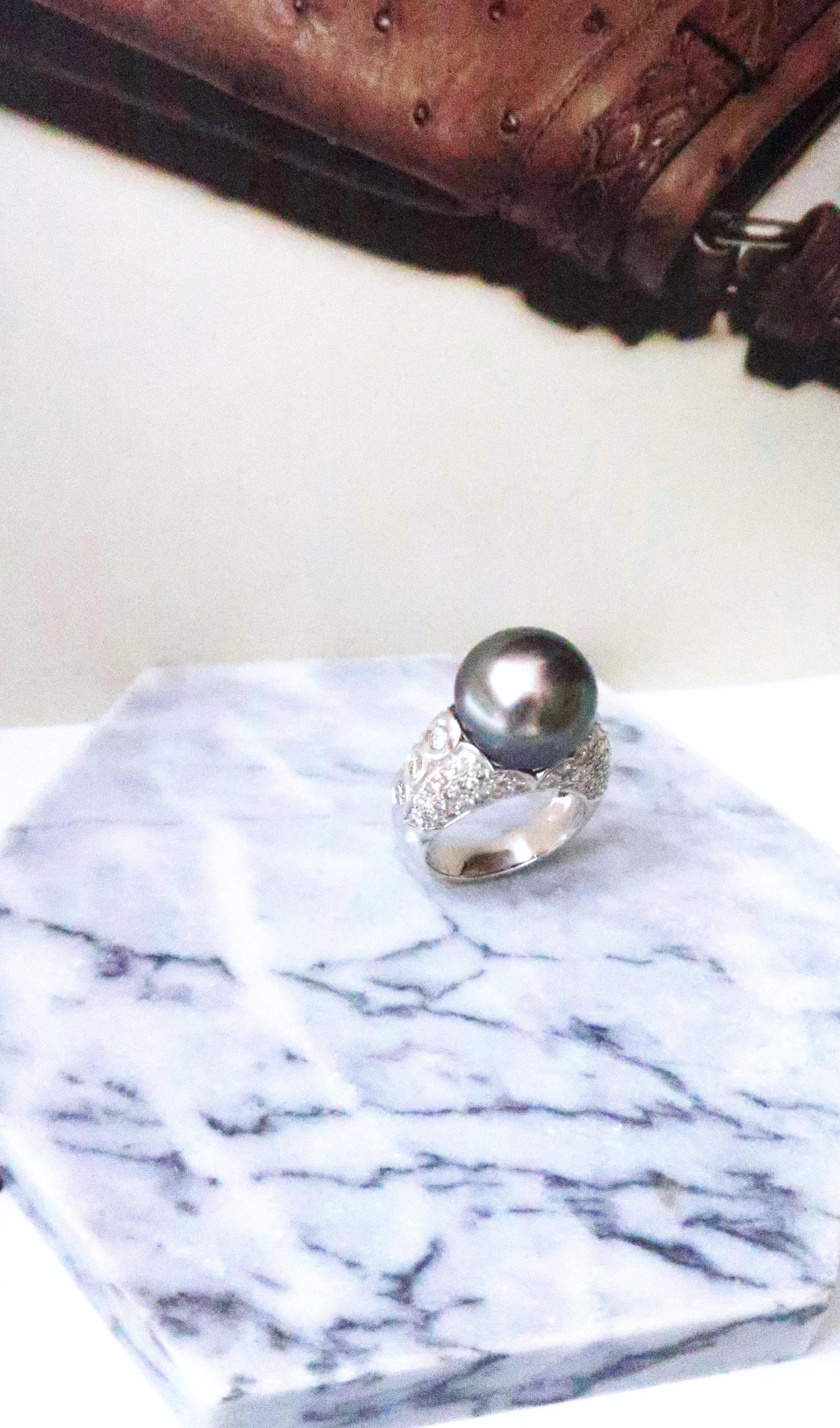 Tahitian Pearl Scalloped Edge Diamond Pavé Gold Ring Embellished with Diamond In New Condition For Sale In Bangkok, TH