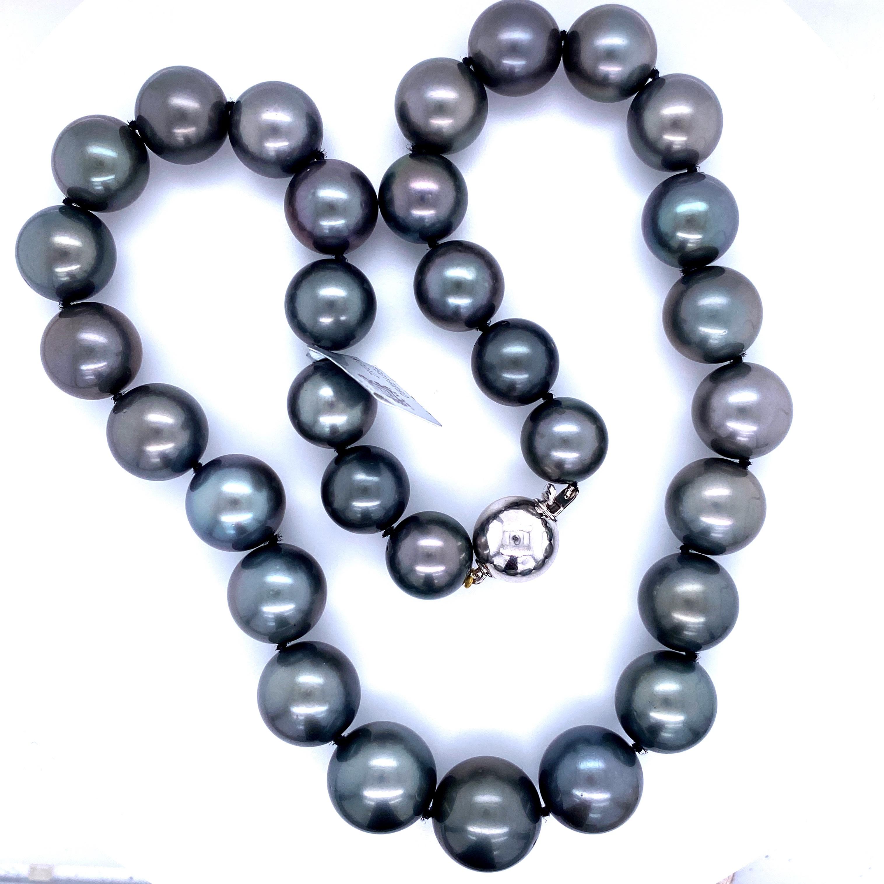 Perfekt abgestimmter Stamm von 31 runden grauen Tahiti-Perlen mit einer Größe von 12,1-14,9 MM mit einem 14k Weißgold Hochglanz-Verschluss. 

Qualität der Perlen: AAA
Perlglanz: AAA Ausgezeichnet
Perlmutt : Sehr dick

Der Strang kann auf Bestellung