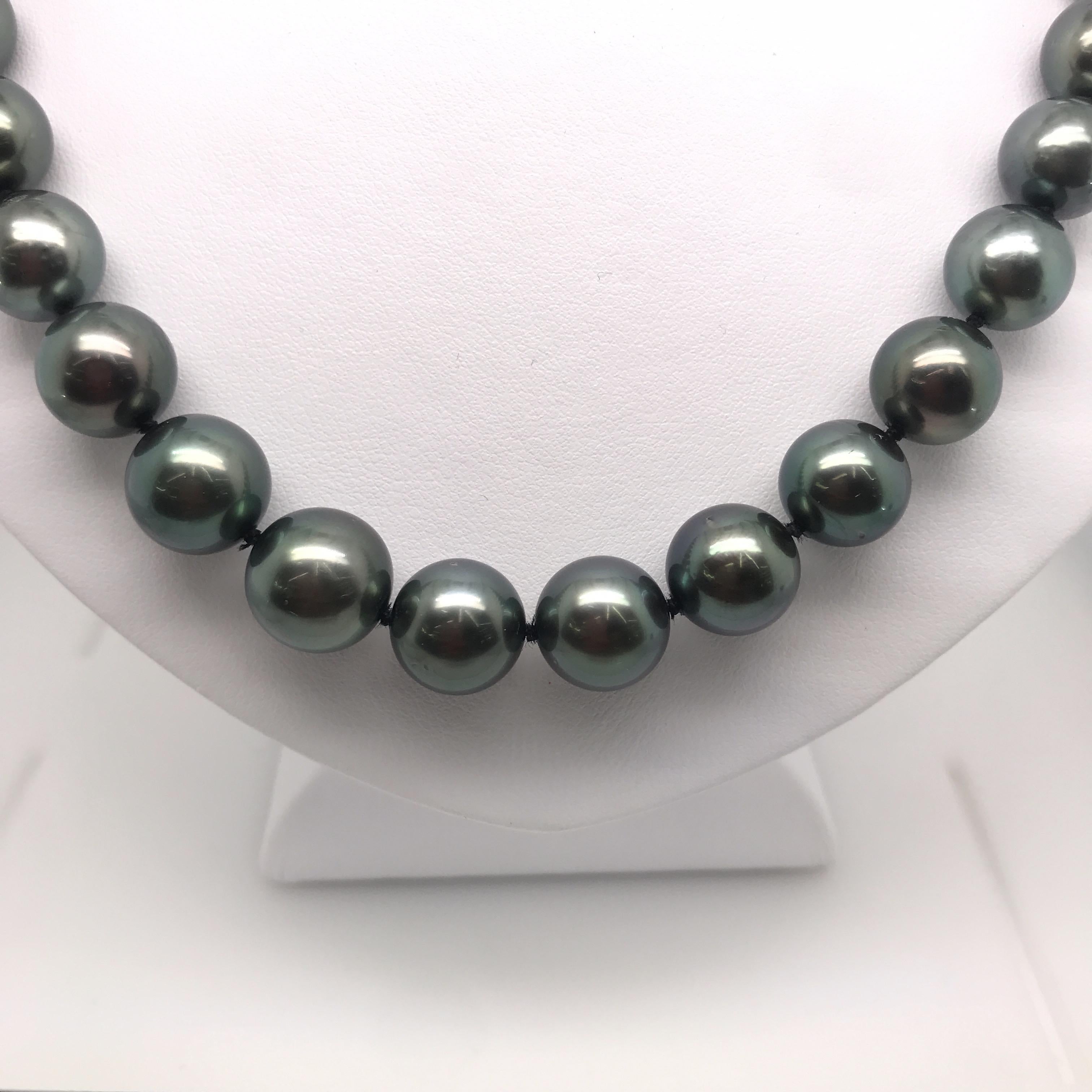 Tahitian Pearl Strand Necklace 14 Karat White Gold In New Condition In New York, NY