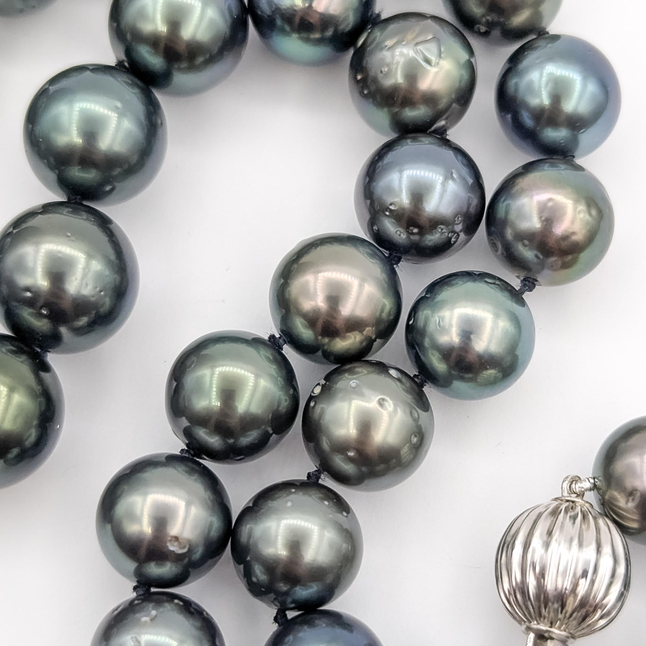 Taglio rotondo Collana con fili di perle di Tahiti in oro bianco 14 carati in vendita