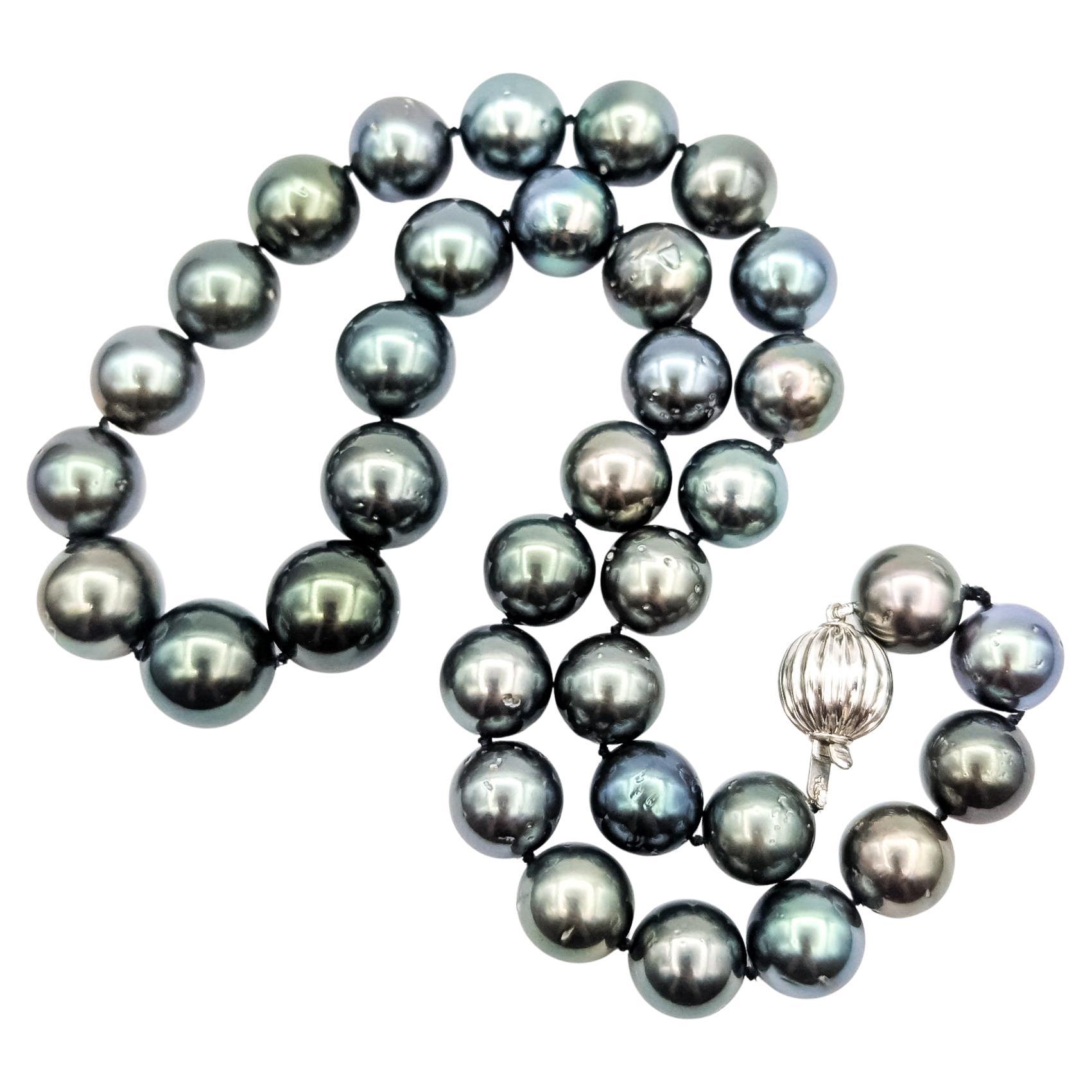 Collana con fili di perle di Tahiti in oro bianco 14 carati