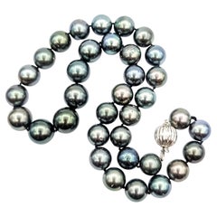 Collana con fili di perle di Tahiti in oro bianco 14 carati