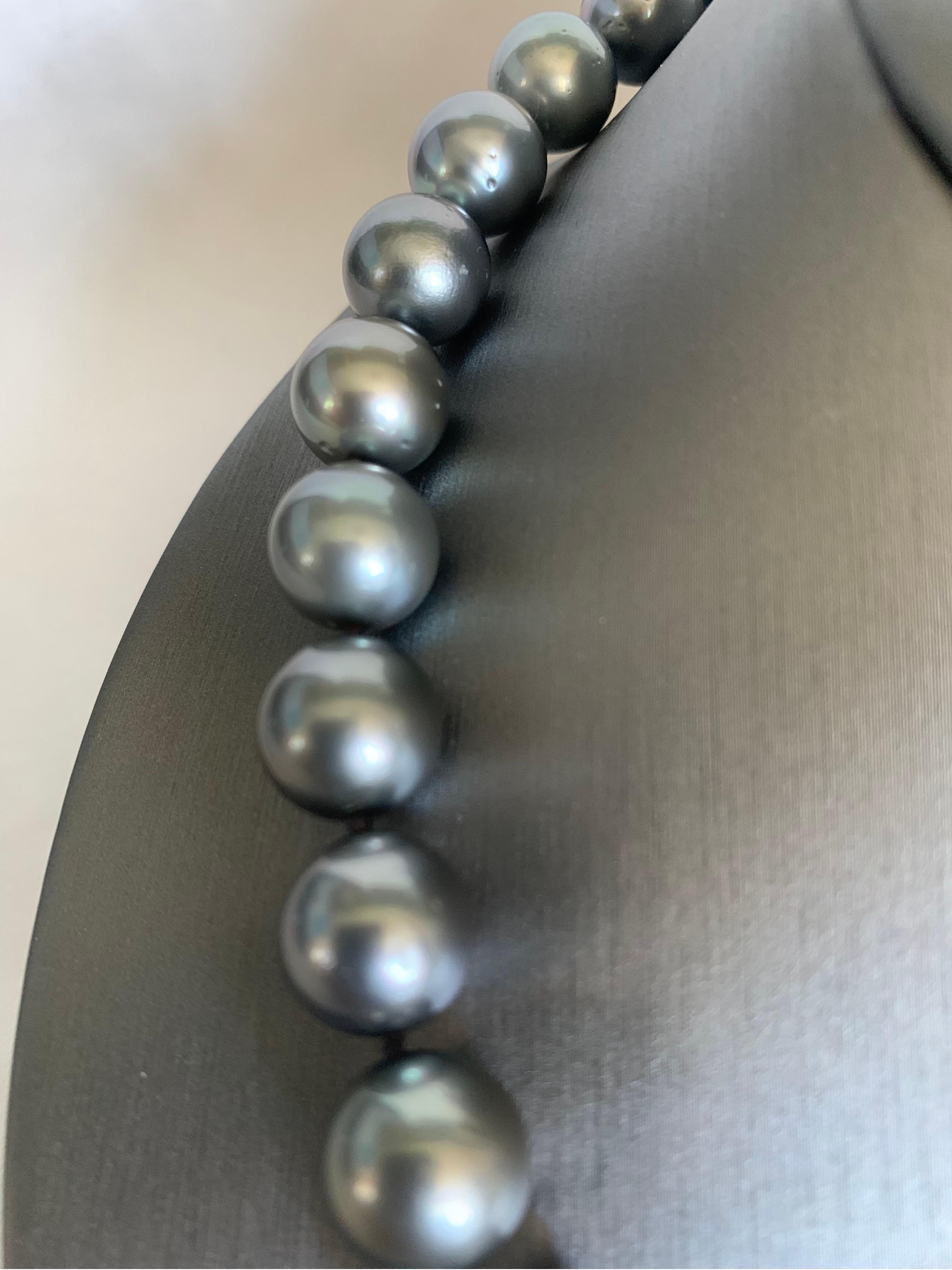 Tahitian Pearl Strand Necklace with White Gold Clasp In New Condition For Sale In Trumbull, CT