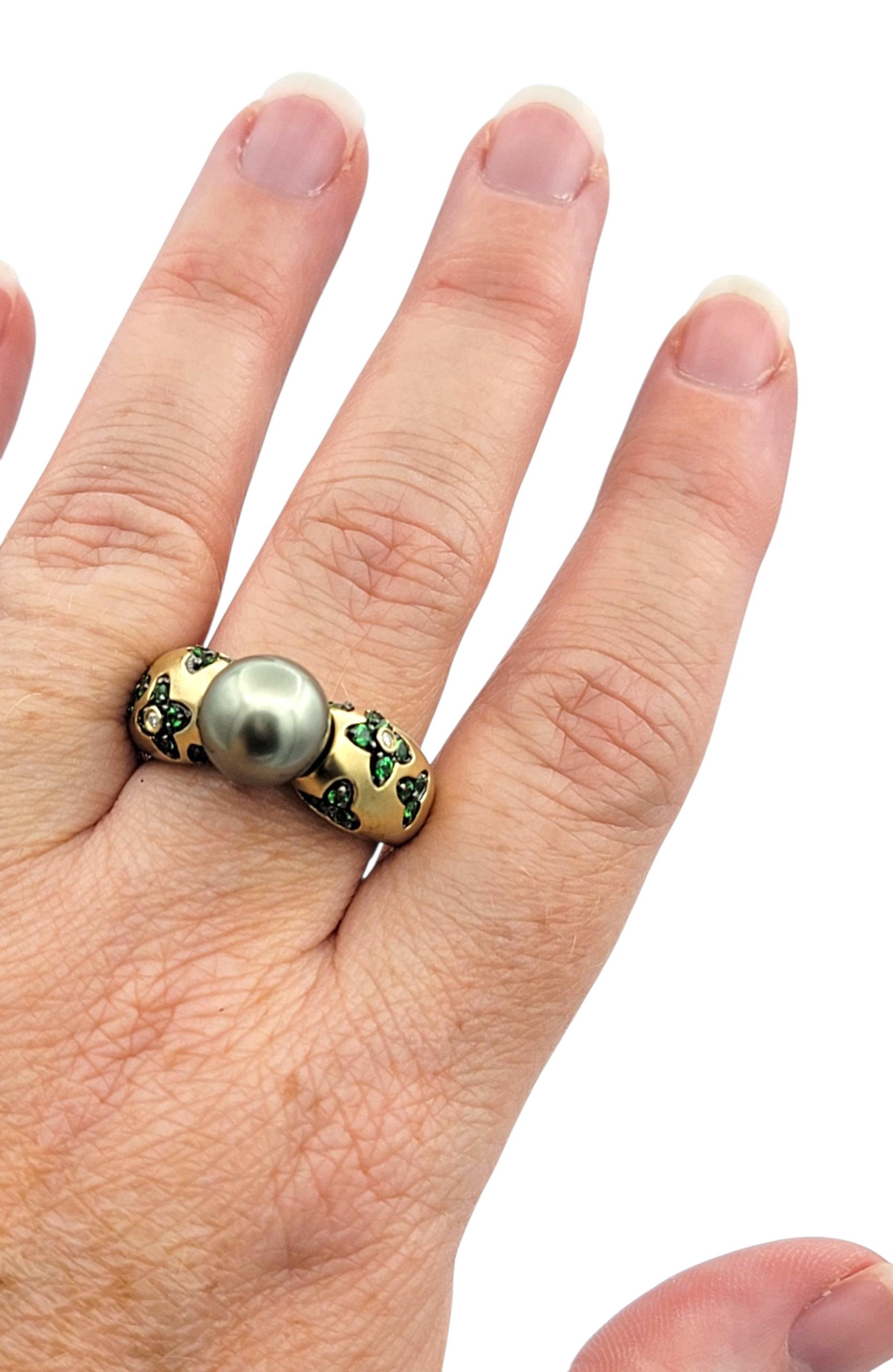 Bague en or jaune 14 carats, perle de Tahiti, tsavorite et diamant, motif fleuri en vente 4