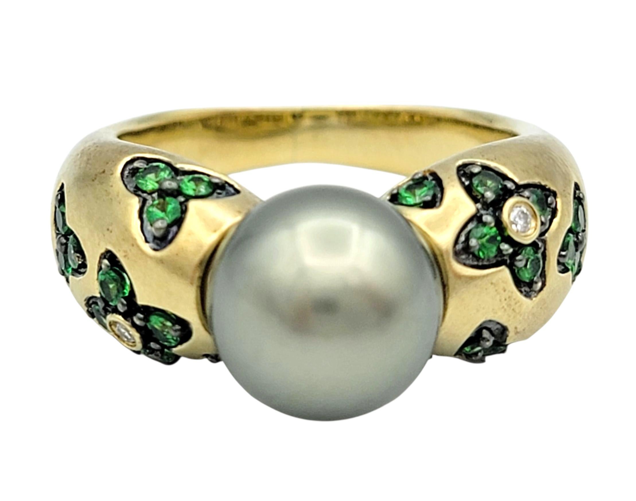 Cette bague saisissante allie élégance et dynamisme grâce à un design audacieux. Au centre, une perle ronde lustrée, d'une douce iridescence, est entourée de tsavorites d'un vert éclatant et de diamants d'accentuation étincelants. Les pierres