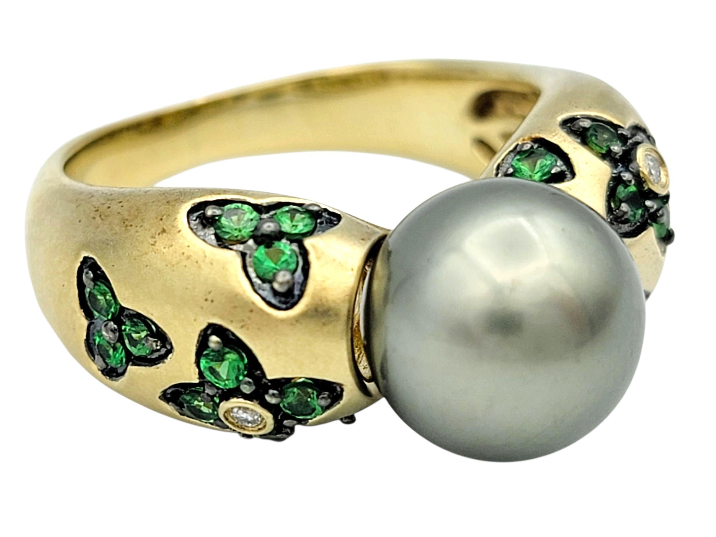 Contemporain Bague en or jaune 14 carats, perle de Tahiti, tsavorite et diamant, motif fleuri en vente