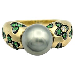 Bague en or jaune 14 carats, perle de Tahiti, tsavorite et diamant, motif fleuri