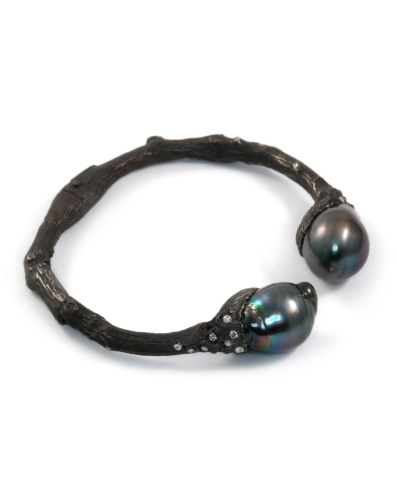 S'inspirant de l'éternel arbre de vie, l'esprit organique de K. Brunini se retrouve dans cette large manchette en argent sterling, coiffée de perles de Tahiti de plus de 12 mm et de diamants d'un poids total de 0,50 carat.

Dans la collection