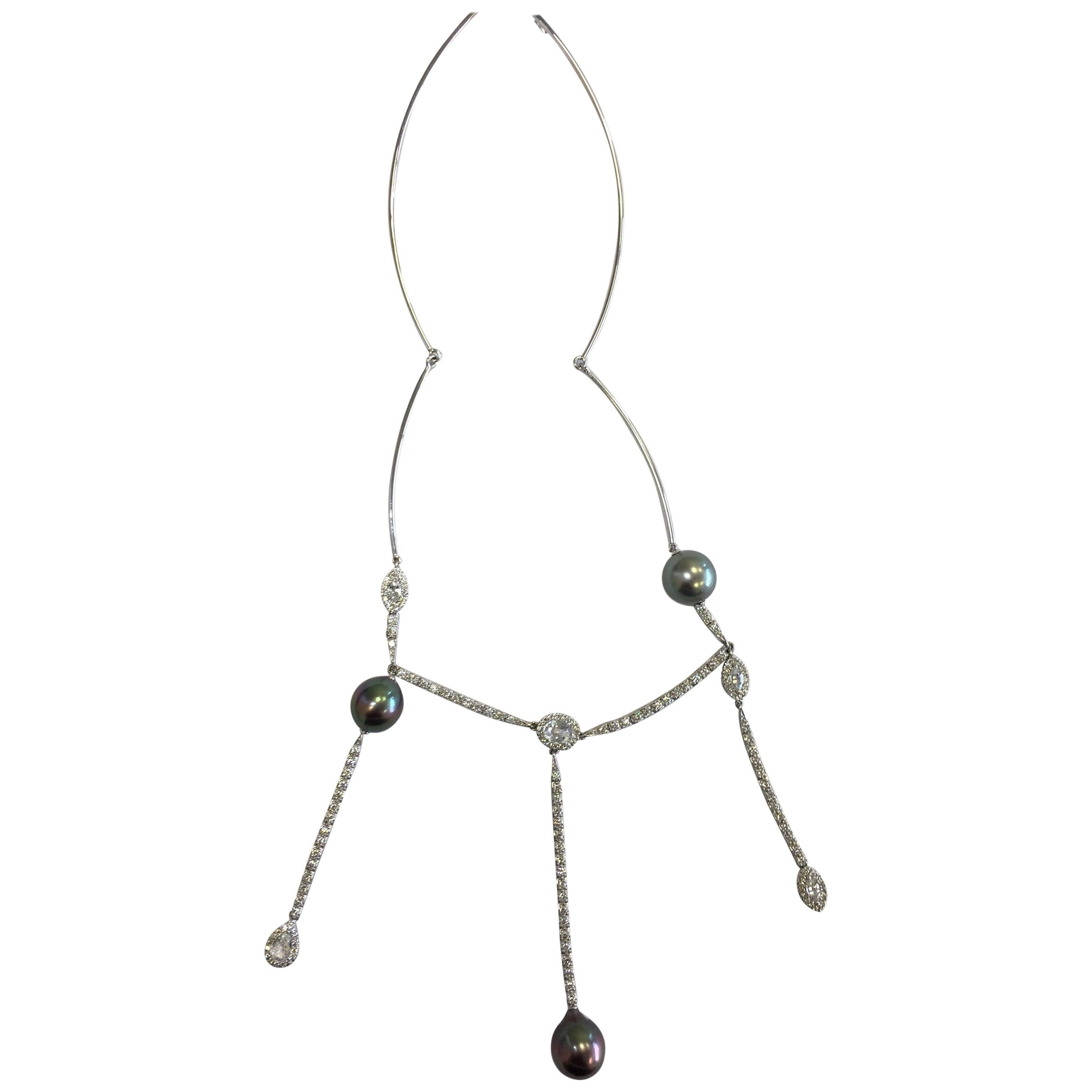 Collier de perles de Tahiti, saphirs blancs et diamants en platine et or 18 carats
