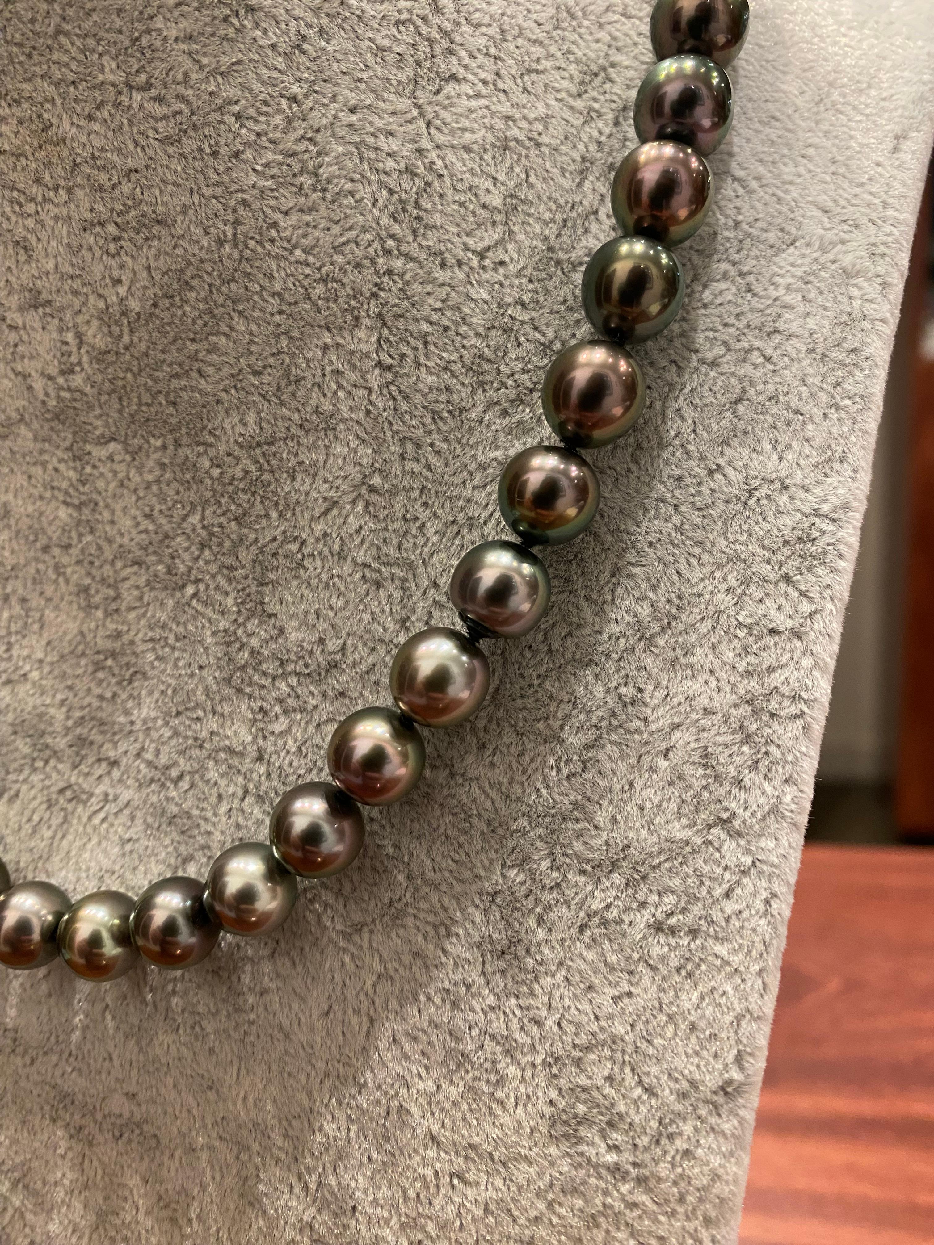 Tahiti-Perlenkette & Tahiti-Perlen- und Diamant-Ohrringe mit königlichem Pfau 9-11 mm im Angebot 4
