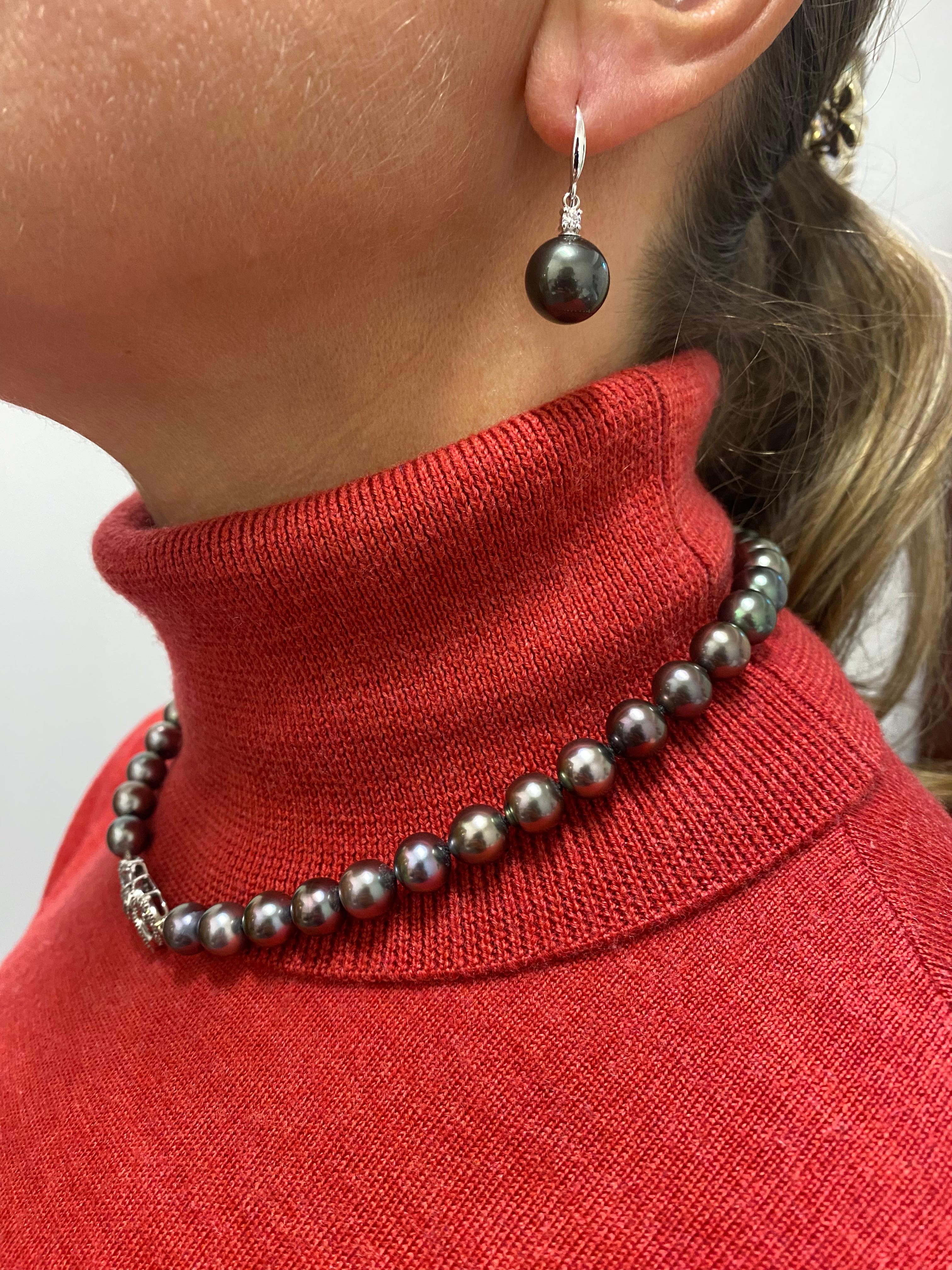 Dieses wunderschöne Schmuckset besteht aus 

Halskette & passende Tropfenohrringe



NECKLET bietet ein selten gesehenes und sehr gesuchtes 

Tahiti-Perlen in königsblauer Pfauenfarbe & 

hervorragender Glanz 

(möglicherweise der wichtigste