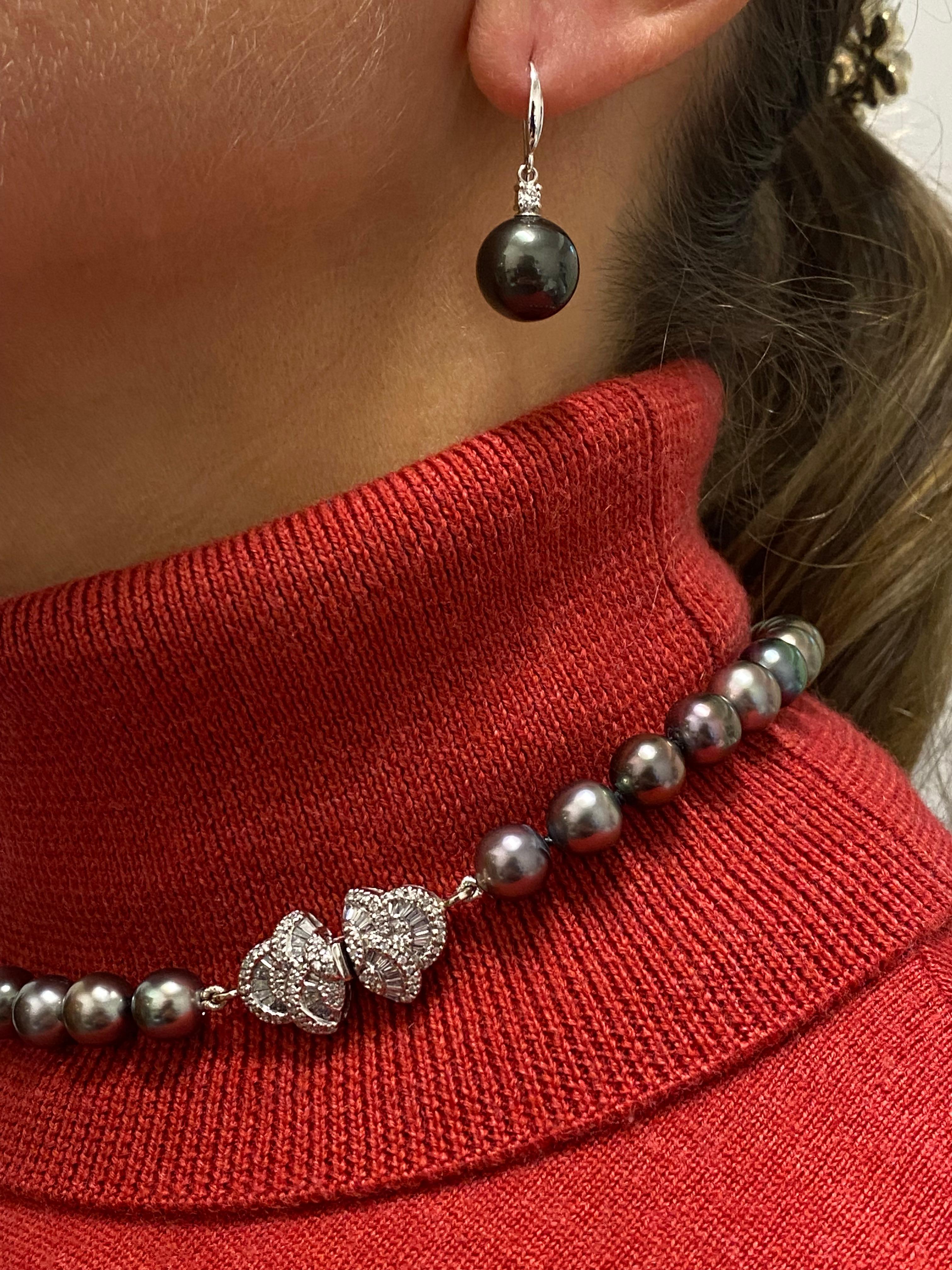 Tahiti-Perlenkette & Tahiti-Perlen- und Diamant-Ohrringe mit königlichem Pfau 9-11 mm (Antiker Kissenschliff) im Angebot