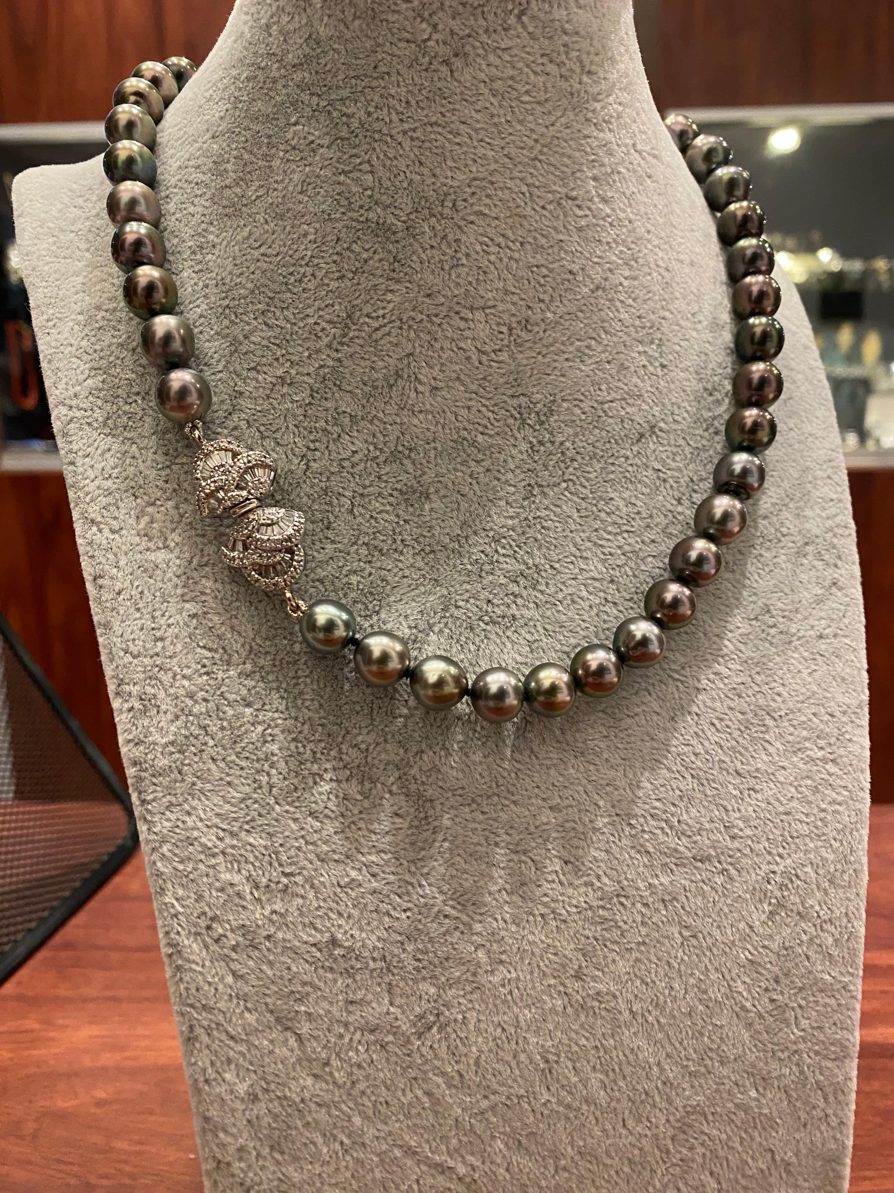 Tahiti-Perlenkette & Tahiti-Perlen- und Diamant-Ohrringe mit königlichem Pfau 9-11 mm im Angebot 3